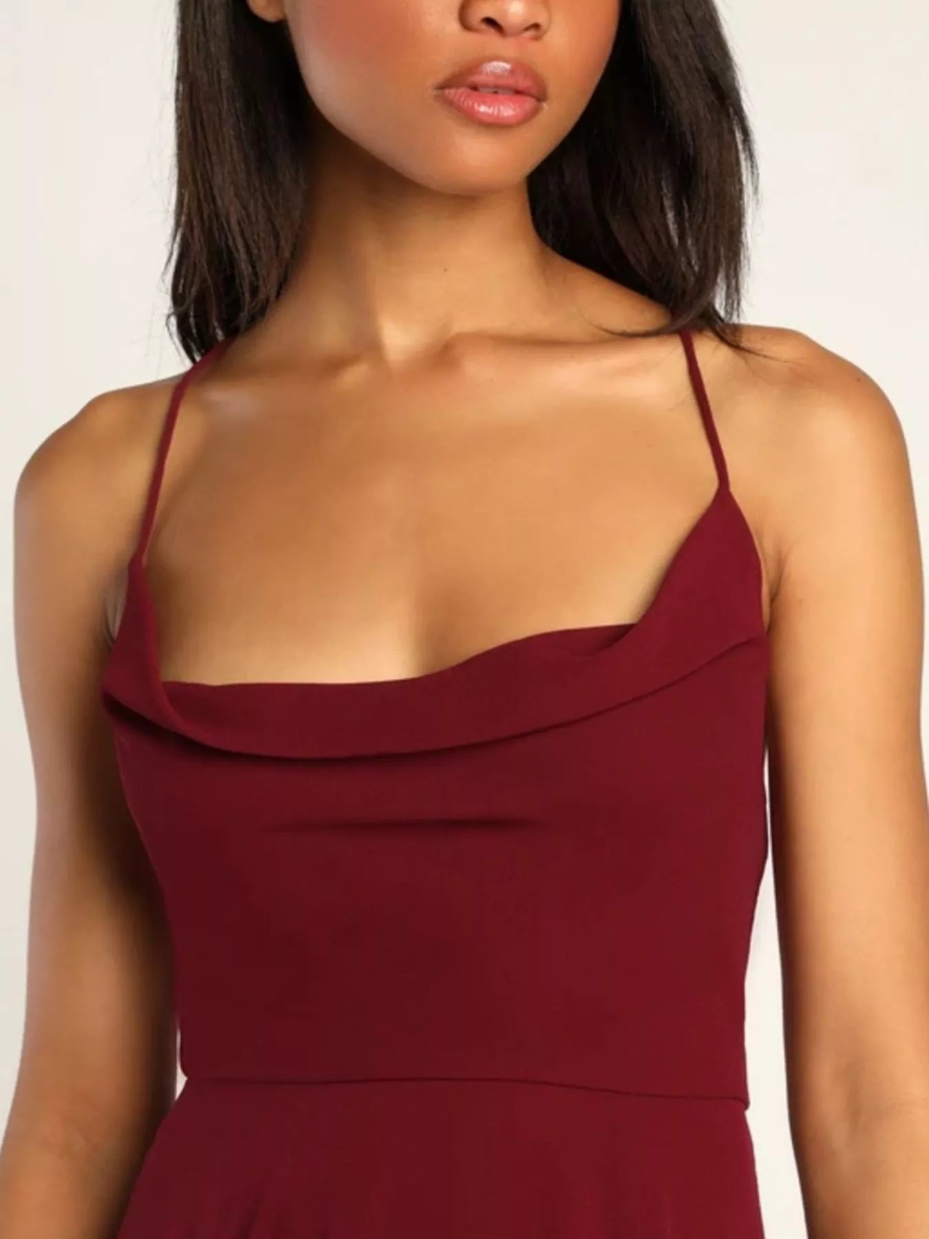 Vestido largo con cuello vuelto y abertura