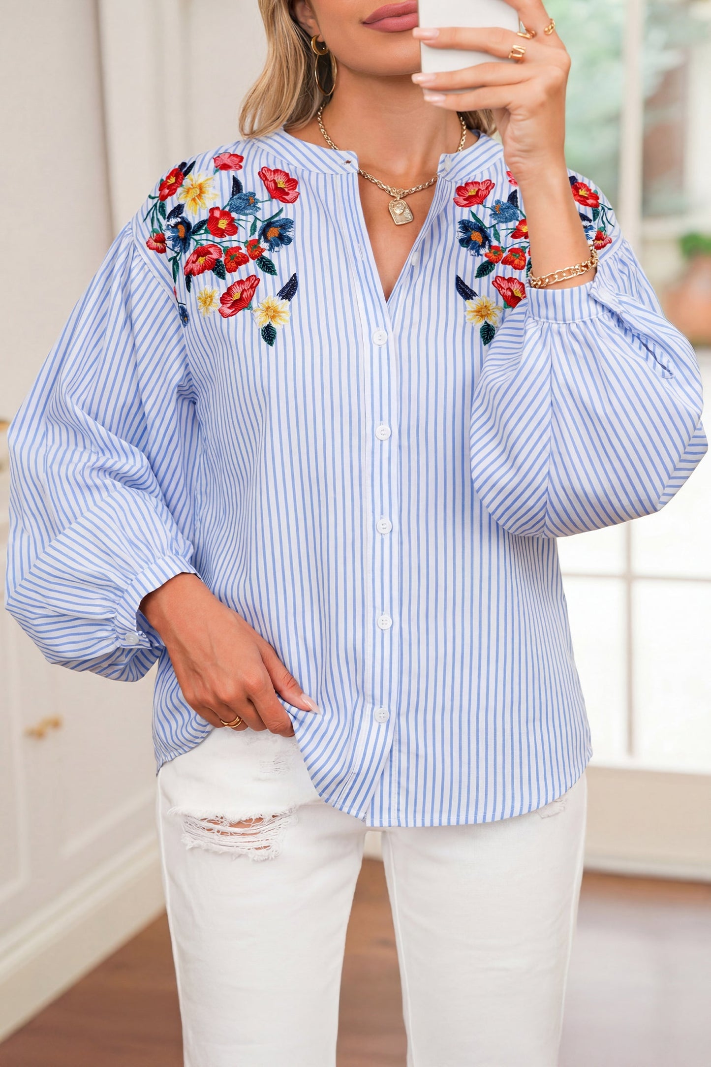 Camisa holgada tipo túnica de manga ancha con estampado floral a rayas azul cielo y bordados