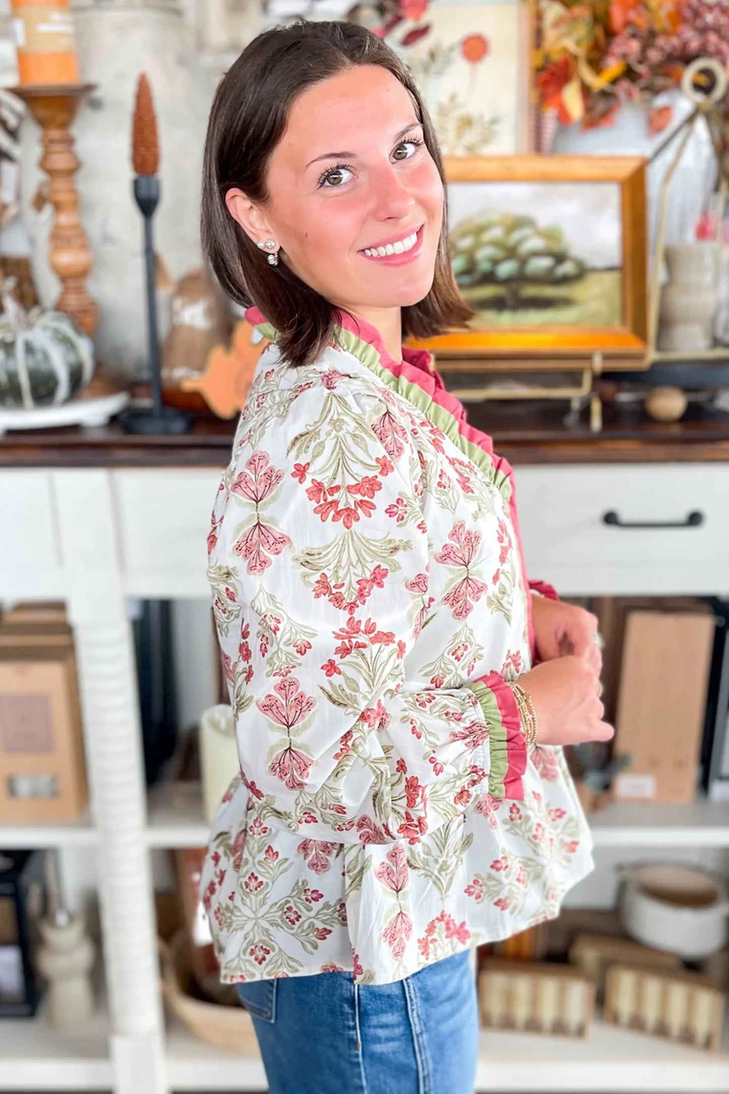Top peplum con estampado floral, volantes, bloque de color y cuello en V de manga larga