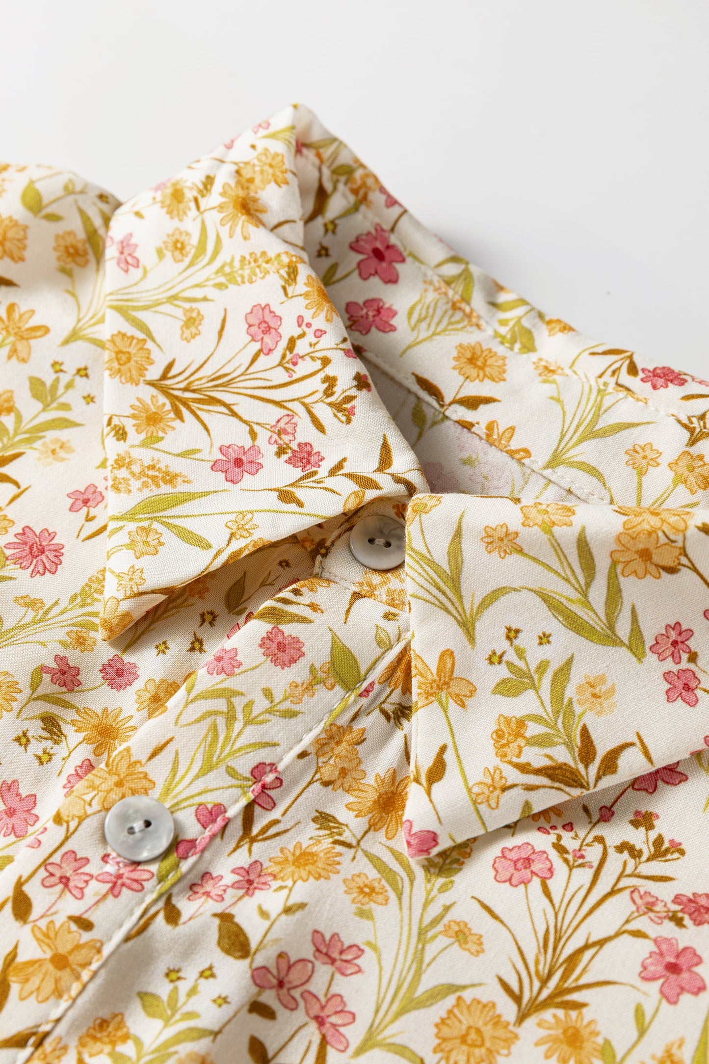 Vestido Camisero Holgado de Manga Larga con Estampado Floral Amarillo, Ribetes Volantes y Puños Fruncidos