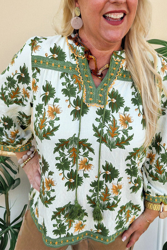 Blusa Verde de Talla Grande con Estampado Floral, Detalle de Retazos en Contraste y Manga 3/4 con Borlas