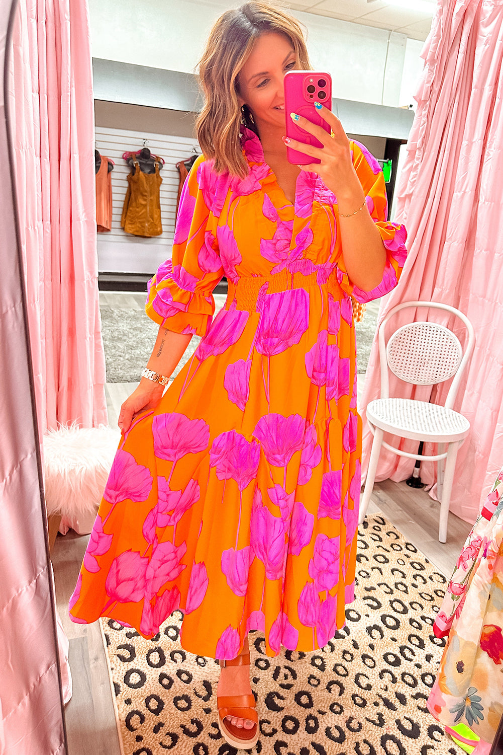 Vestido largo con estampado floral naranja, volantes, nido de abeja y cuello de pico con manga 3/4