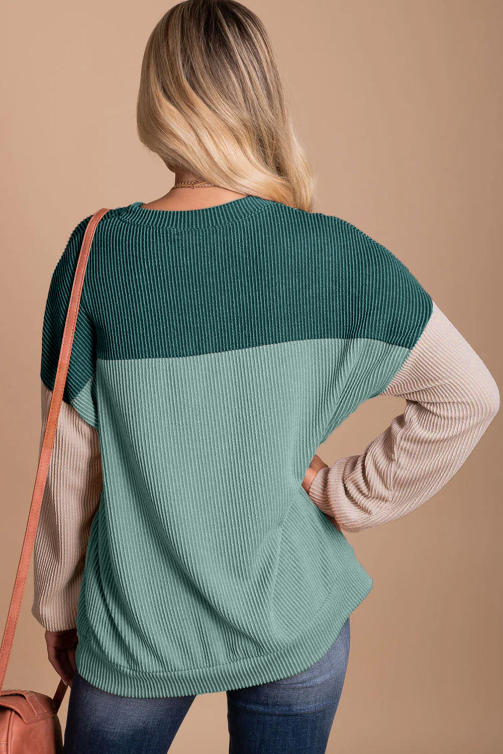 Top suelto de manga larga con bloques de color verde y tejido acanalado