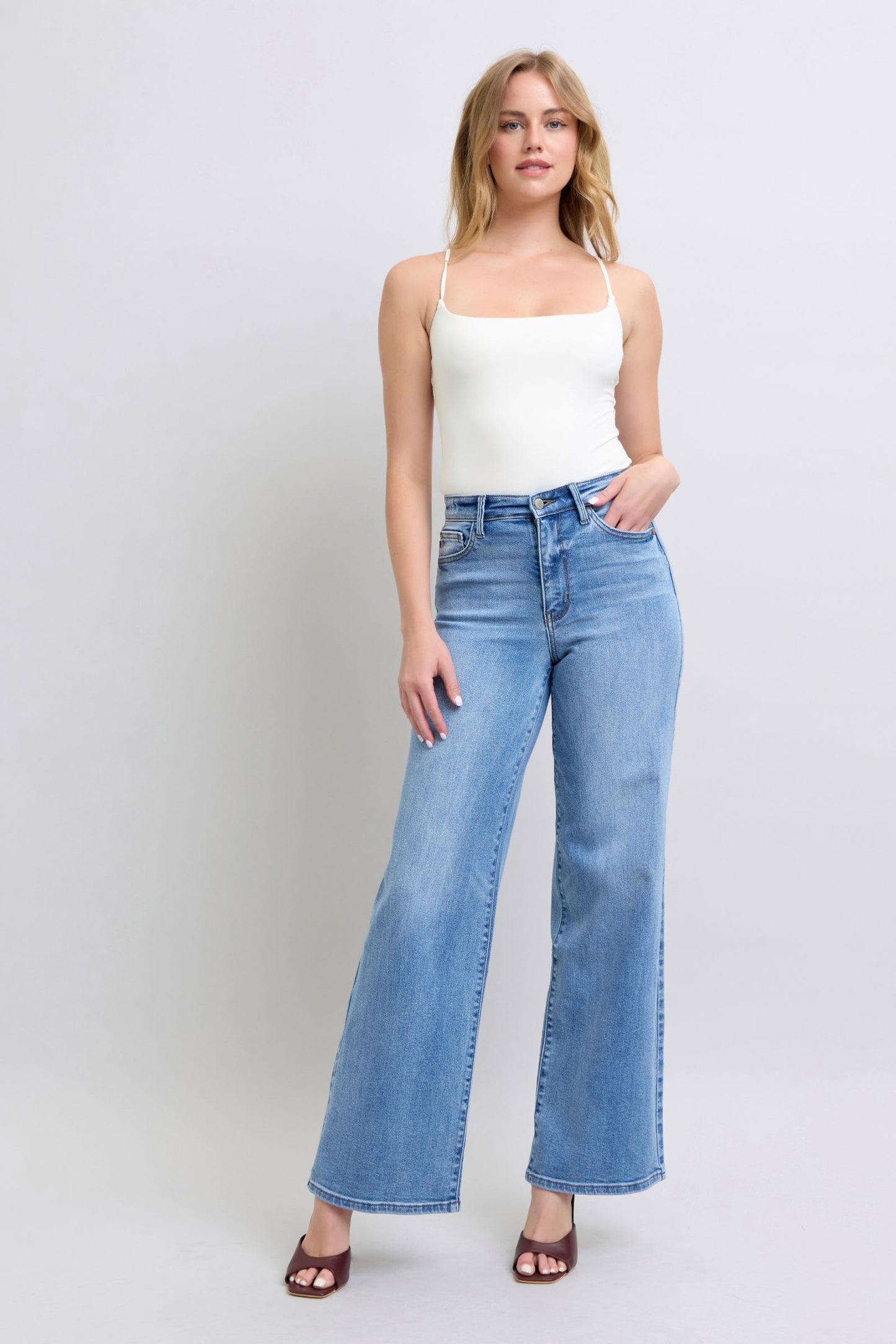 Jeans Judy Blue de talla grande de pernera ancha con bolsillos