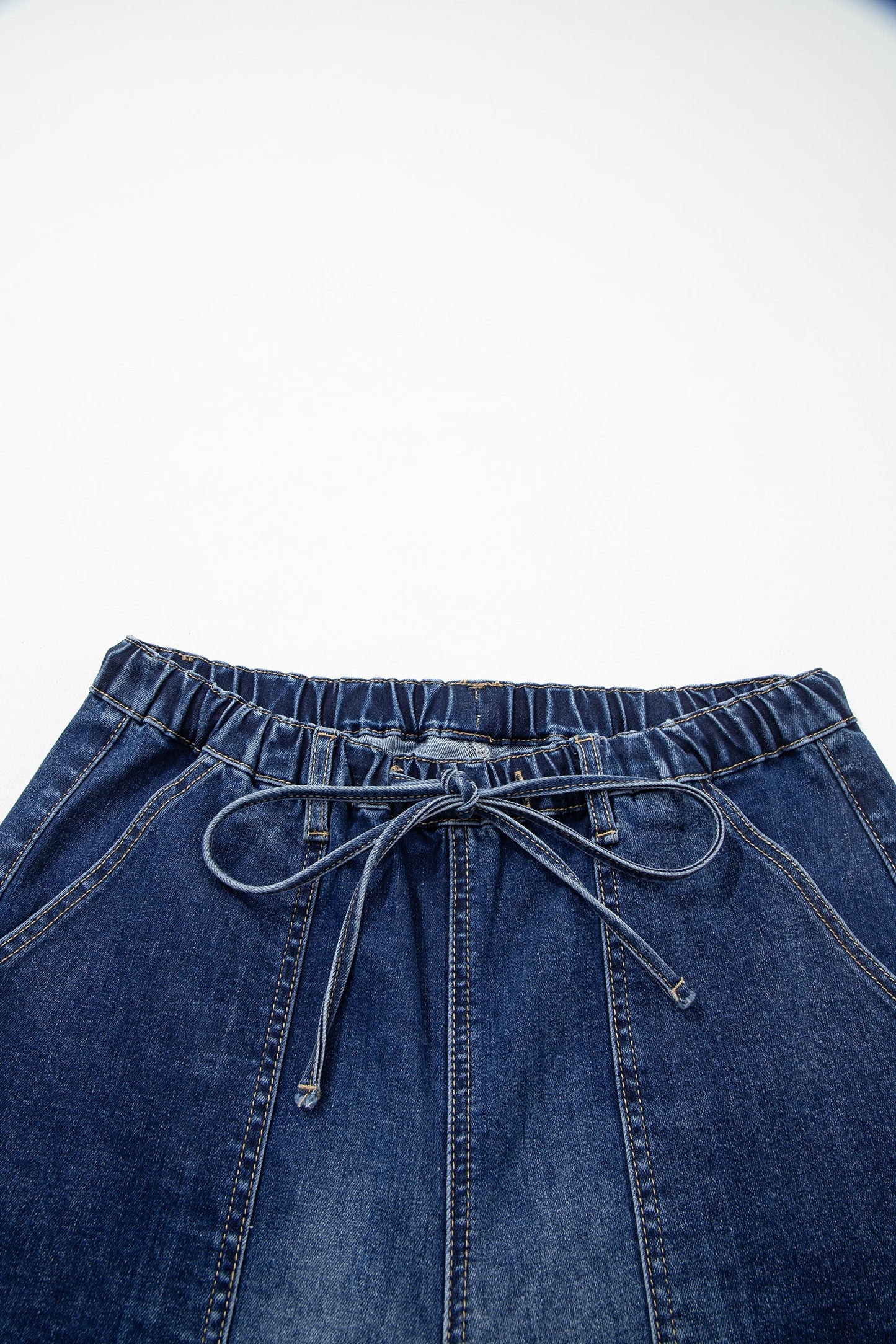 Pantalones vaqueros de pierna ancha con cordón azul de Prusia, detalle de costura y dobladillo sin rematar