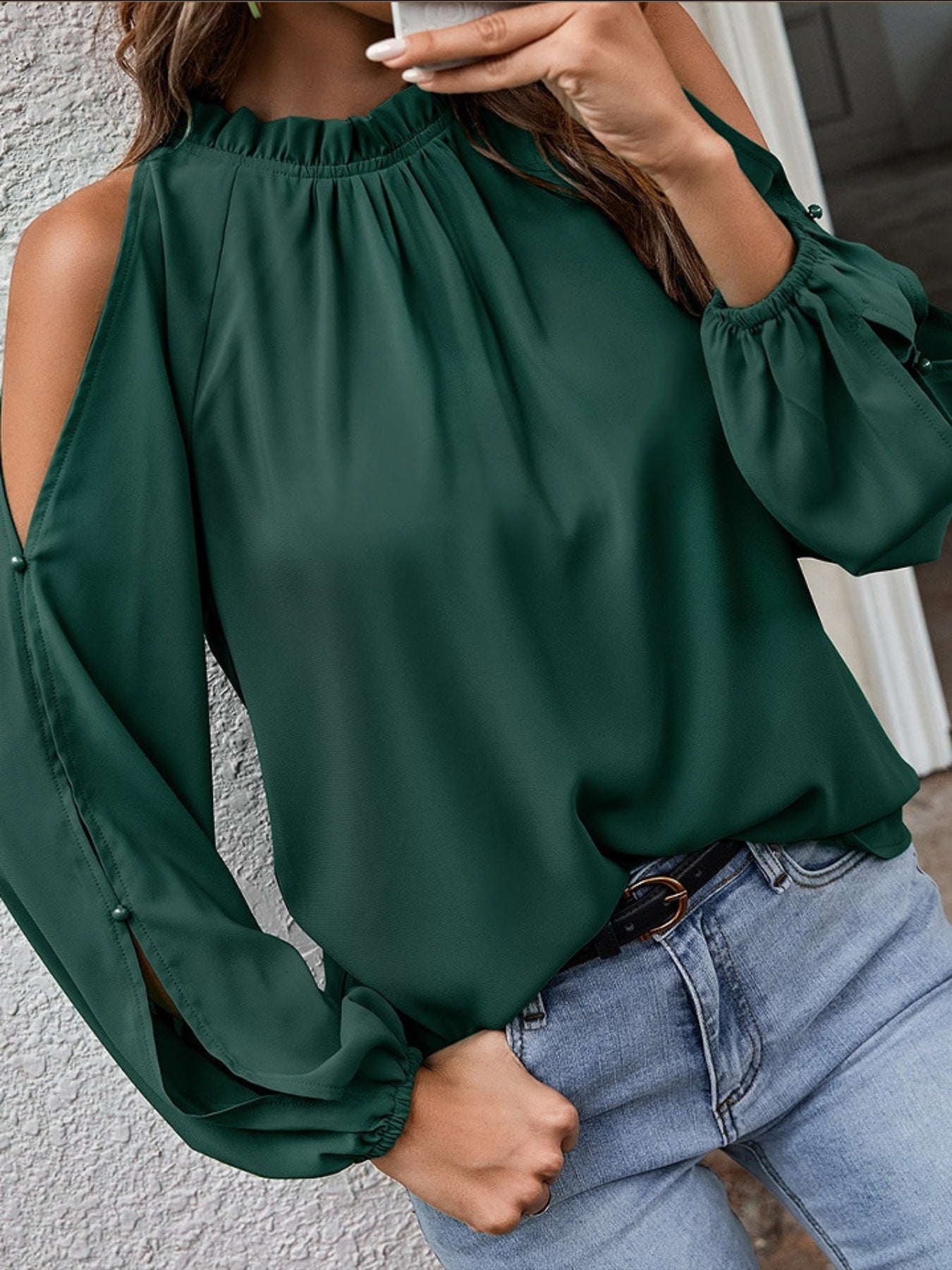 Blusa con volantes en el cuello y hombros descubiertos