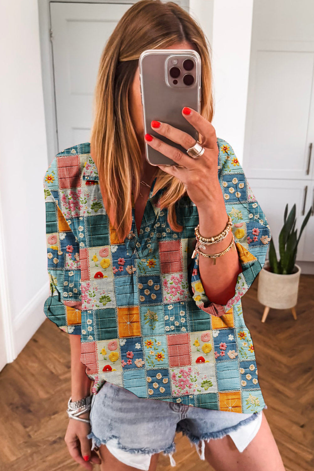 Blusa escote en V con cuello y retazos florales azul cielo