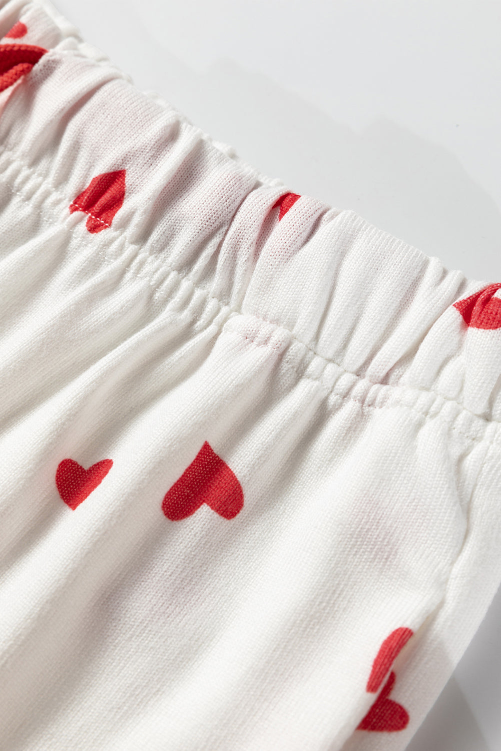 Conjunto de pantalón de salón con cordón y top de manga larga con estampado de pequeños corazones rojo fuego