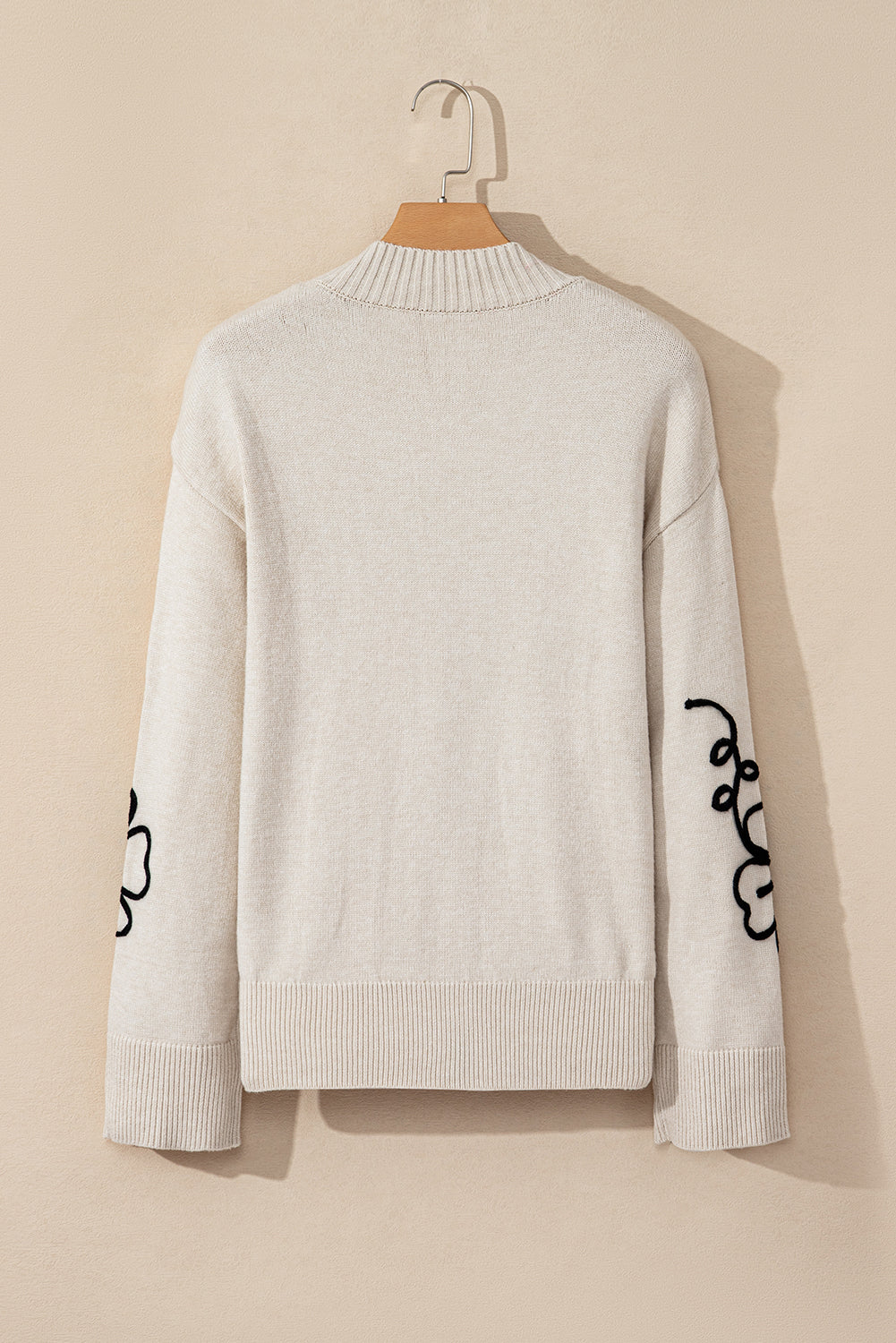 Suéter con cuello falso y bordado de flores beige