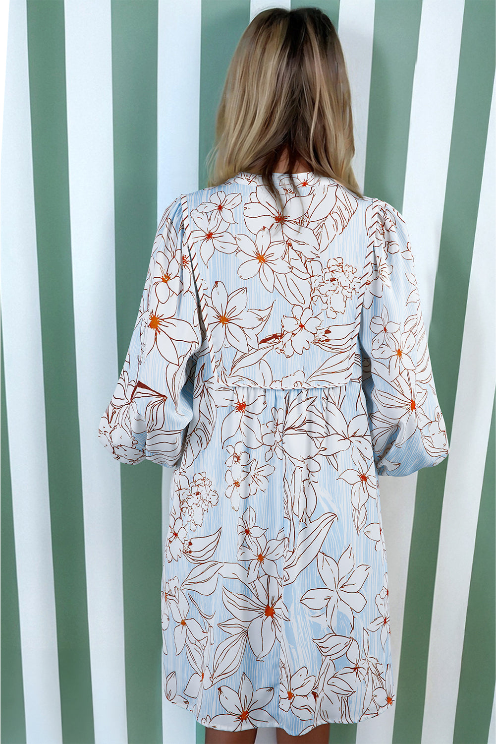 Minivestido con cuello atado y manga 3/4 con estampado floral marrón