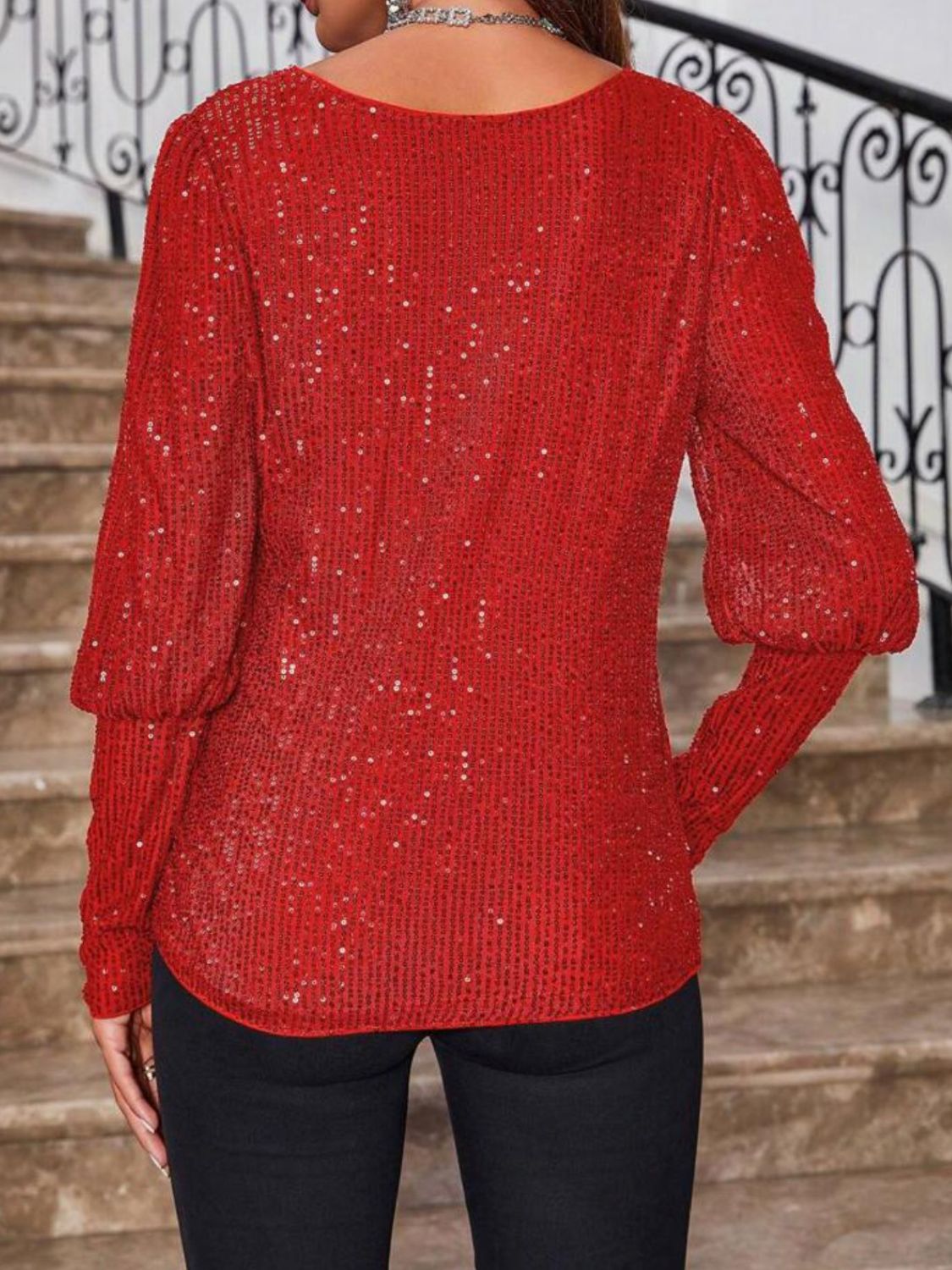 Top de manga larga con cuello barco y lentejuelas