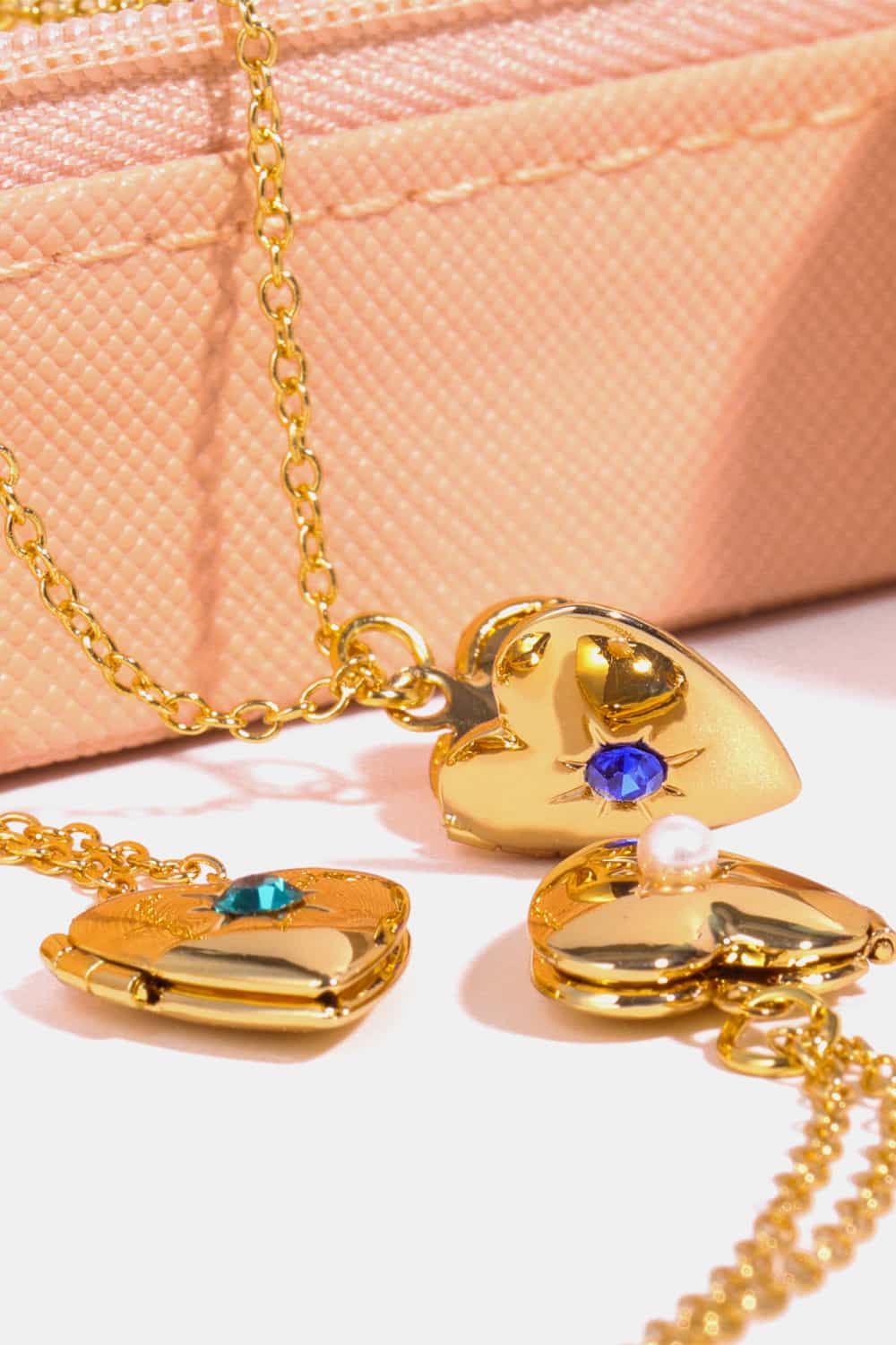 Collar con colgante de circonita en forma de corazón y chapado en oro de 14 quilates