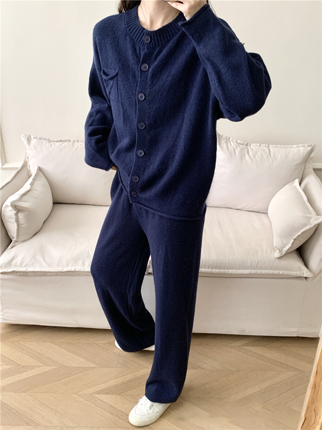 Conjunto de cárdigan con cuello redondo y botones, y pantalón