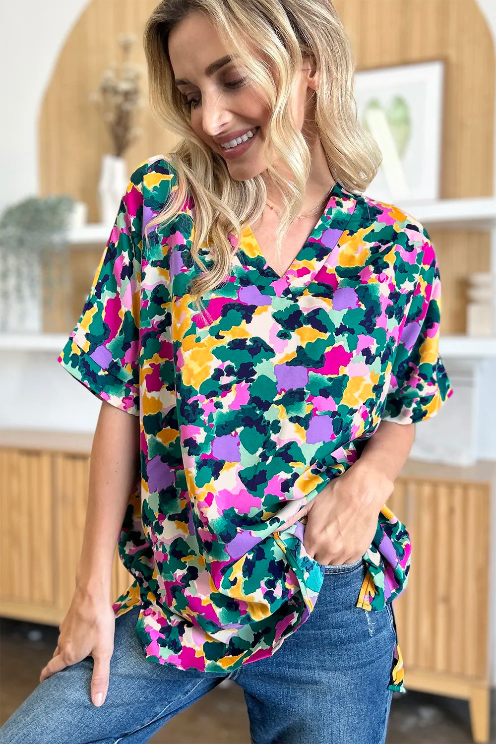 Blusa de cuello V estampada de talla completa con manga corta y abertura lateral Double Take