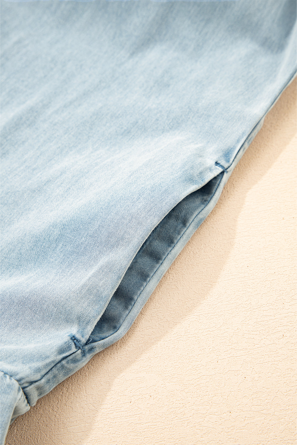 Vestido chambray sin mangas con cuello de lazo de color verde azulado y volantes