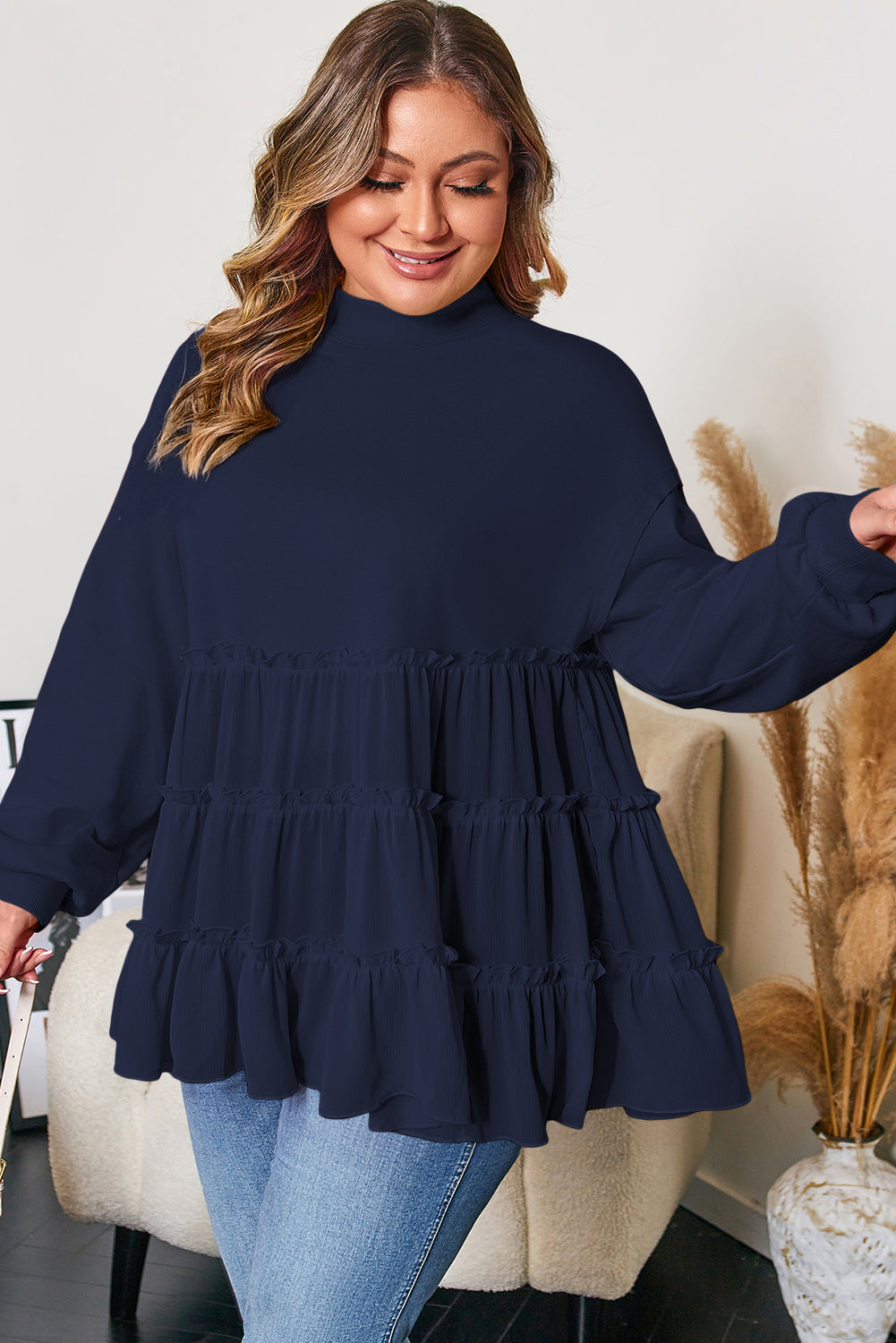 Top de talla grande azul marino con cuello redondo acanalado y volantes escalonados