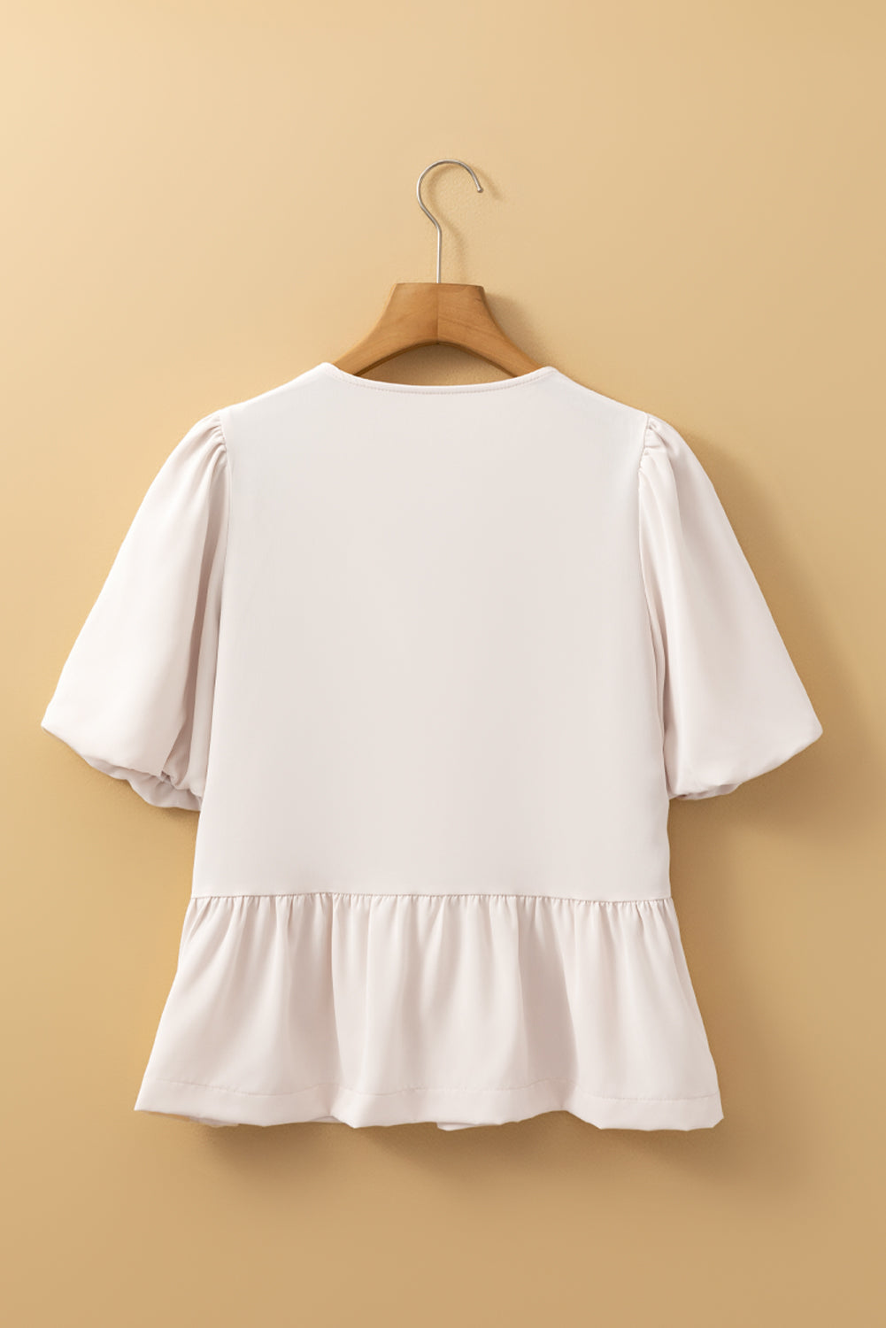 Blusa peplum blanca con lazo y mangas abullonadas
