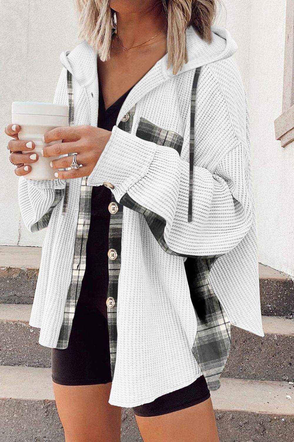 Chaqueta tipo camisa con capucha y cordón, patchwork de cuadros y tejido de gofre