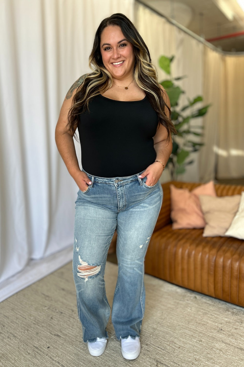 Judy Blue Talla Completa Tiro Medio Control Abdomen Acampanado Roto