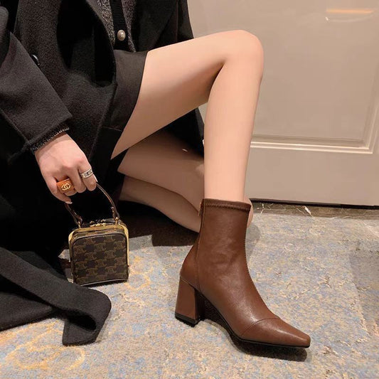 Botas ajustadas de piel suave con cremallera trasera y forro de terciopelo — Tacones elegantes