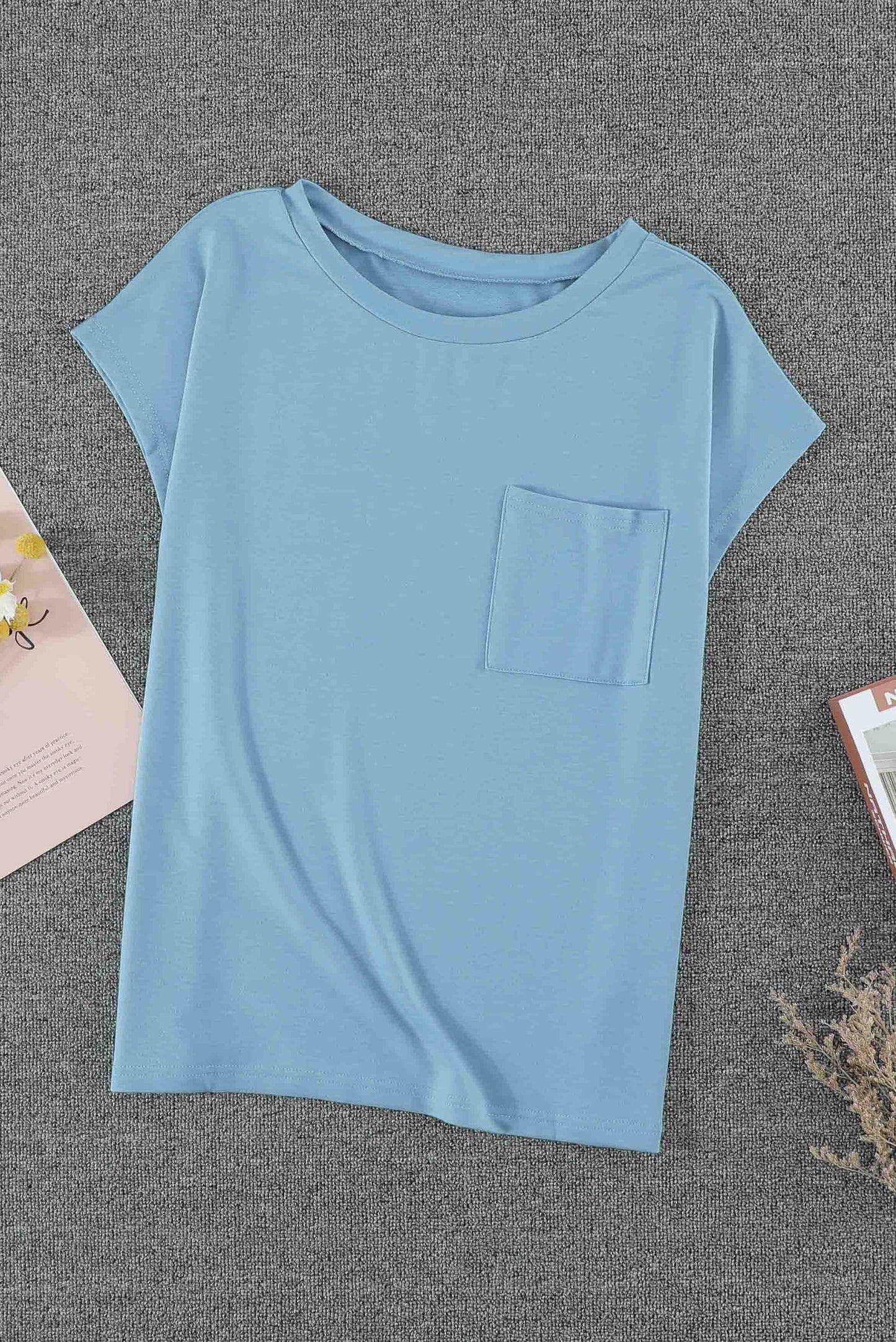 Camiseta básica de manga corta azul claro liso con bolsillo de parche