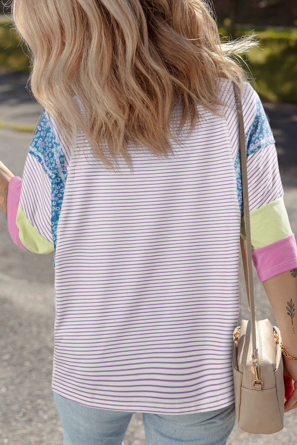 Blusa de manga tres cuartos con bloques de color florales a rayas moradas y parches con bordes sin rematar