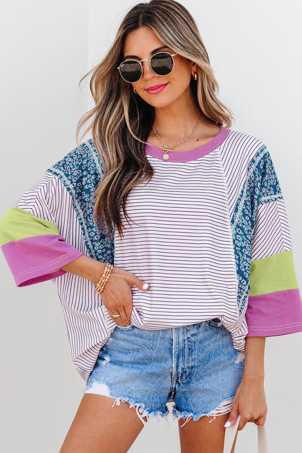 Blusa de manga tres cuartos con bloques de color florales a rayas moradas y parches con bordes sin rematar