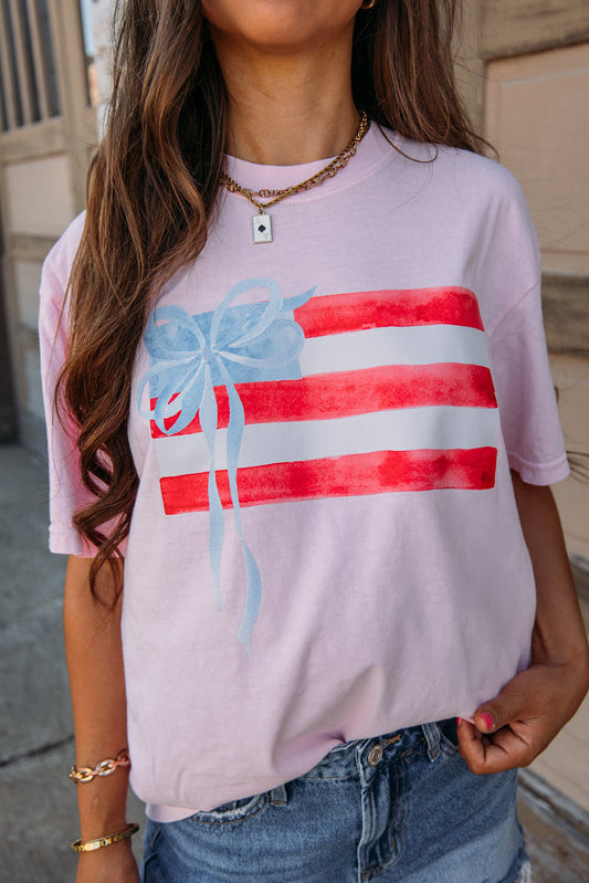 Camiseta de cuello redondo con lazo y bandera rosa claro