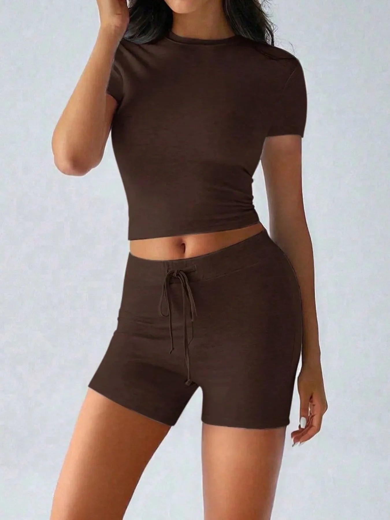 Conjunto de top de manga corta con cuello redondo y shorts