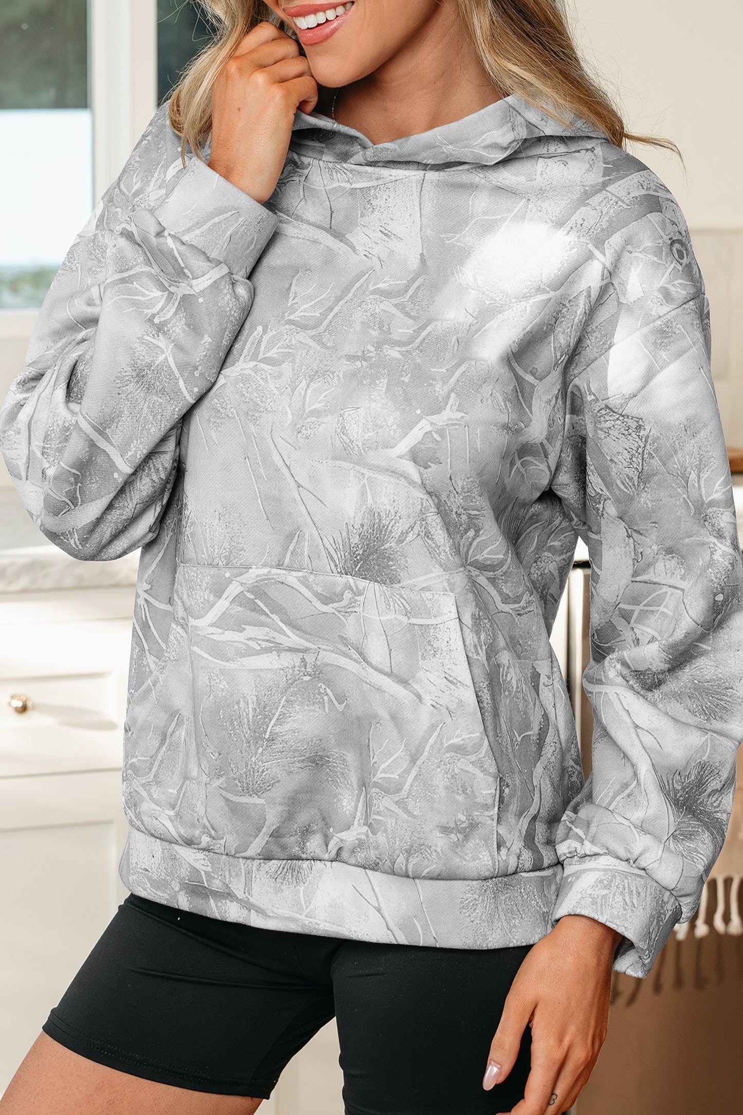 Sudadera con capucha deportiva extragrande con estampado de camuflaje Woodland rosa claro