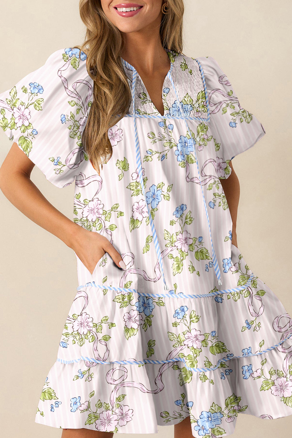 Minivestido con estampado floral a rayas rosado con ribete en contraste y cuello con aberturas y lazo