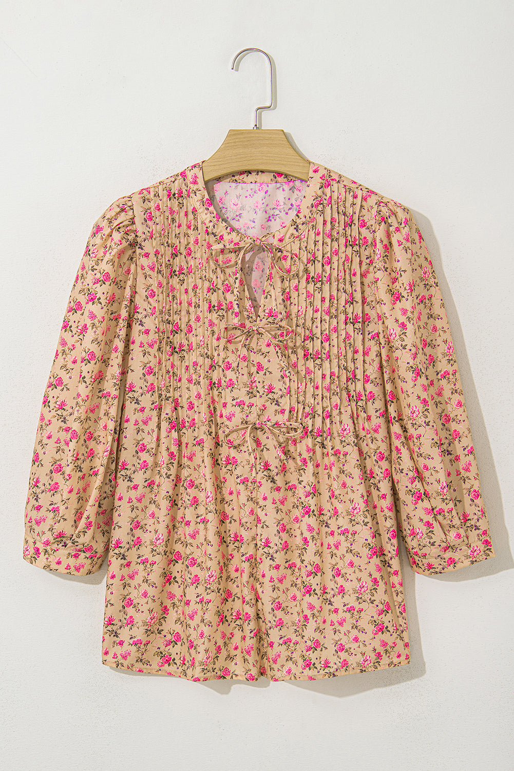 Blusa de color beige francés claro con estampado floral, lazo, pliegues en el busto y media manga abullonada