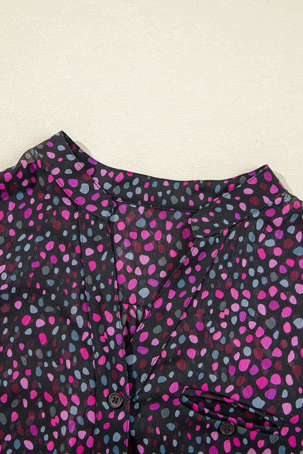 Camisa casual de lunares y botones de vino de uva
