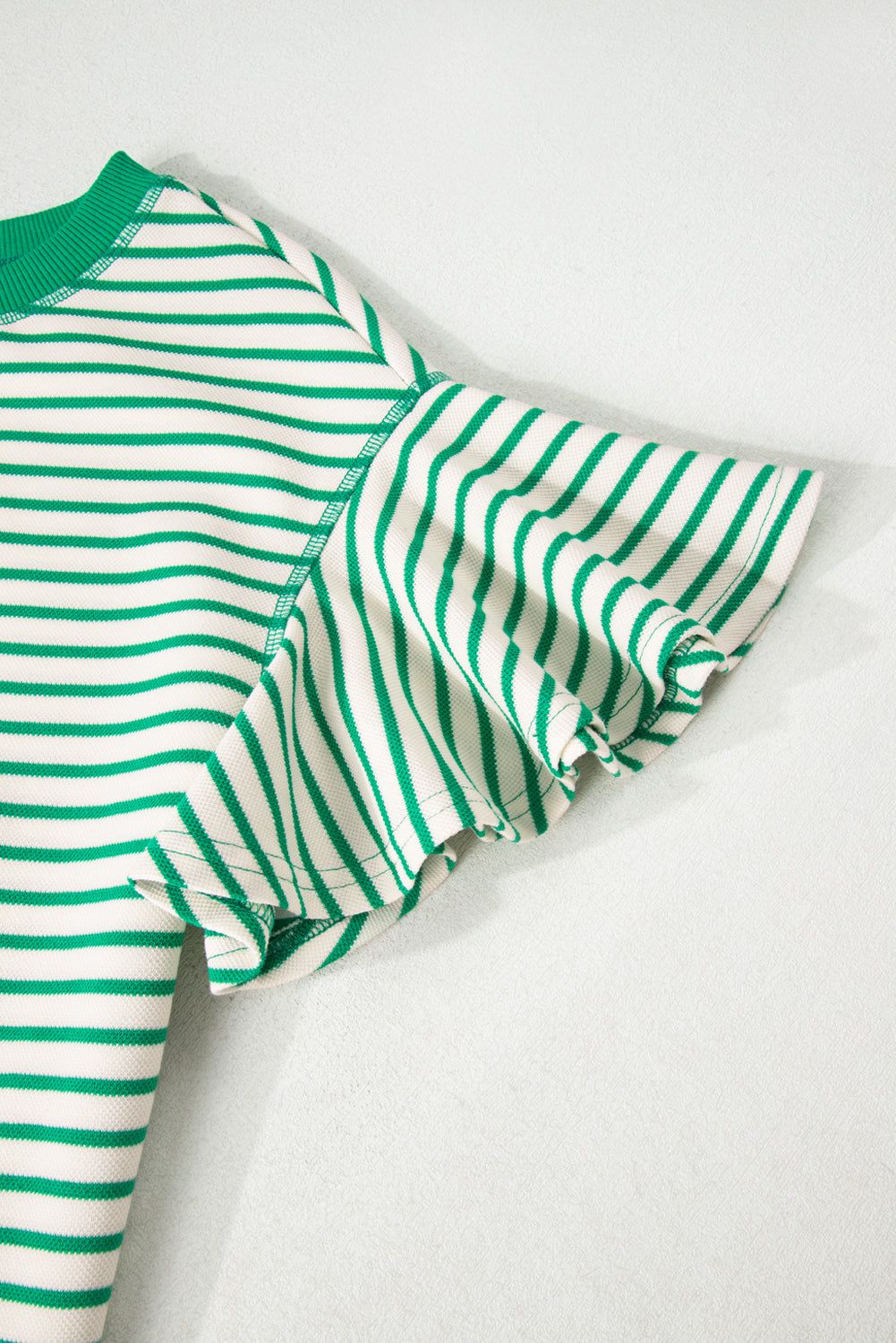 Top de Manga Corta con Volantes y Rayas en Contraste Verde Brillante