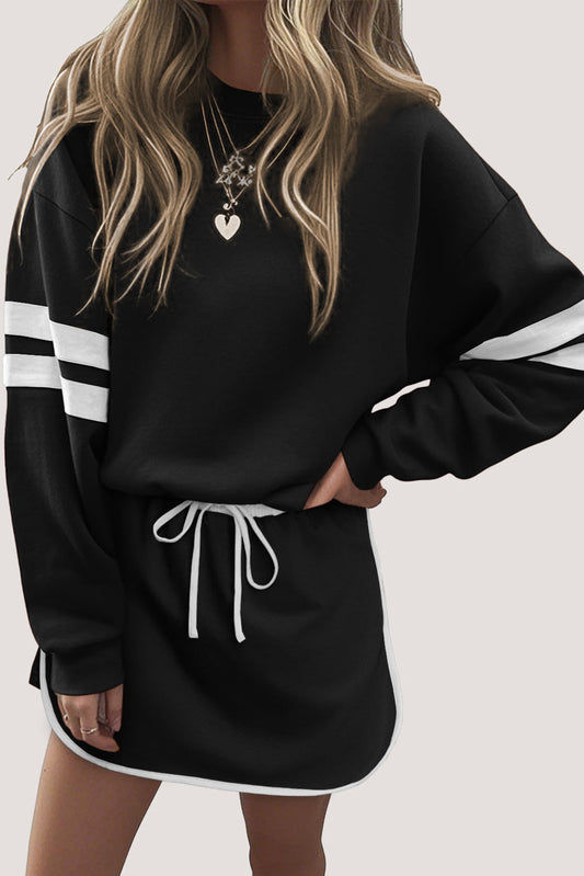 Conjunto de Minifalda y Sudadera de Hombro Caído con Rayas Universitarias en Negro