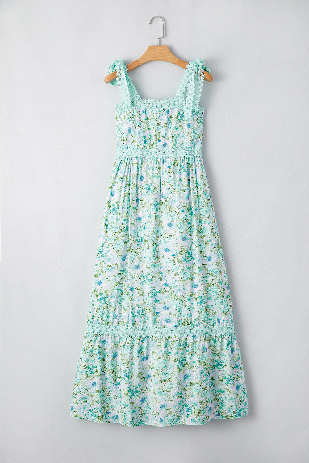 Vestido largo con tirantes anudados de encaje floral verde y corte imperio
