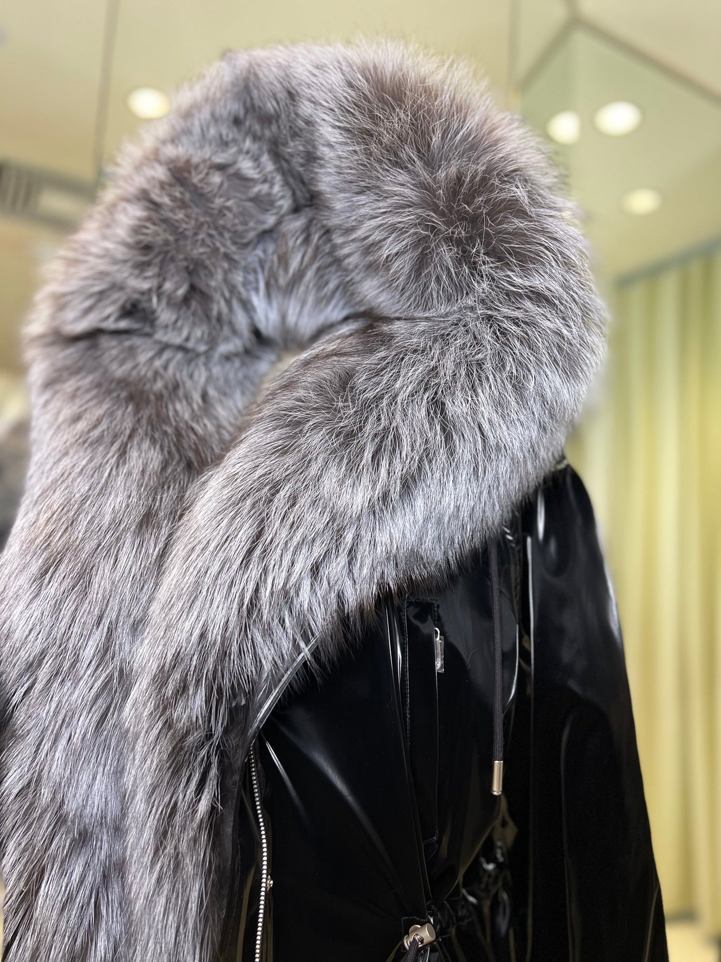 Parka Forrada con Capucha de Zorro Plateado Genuino y Aislamiento de Conejo
