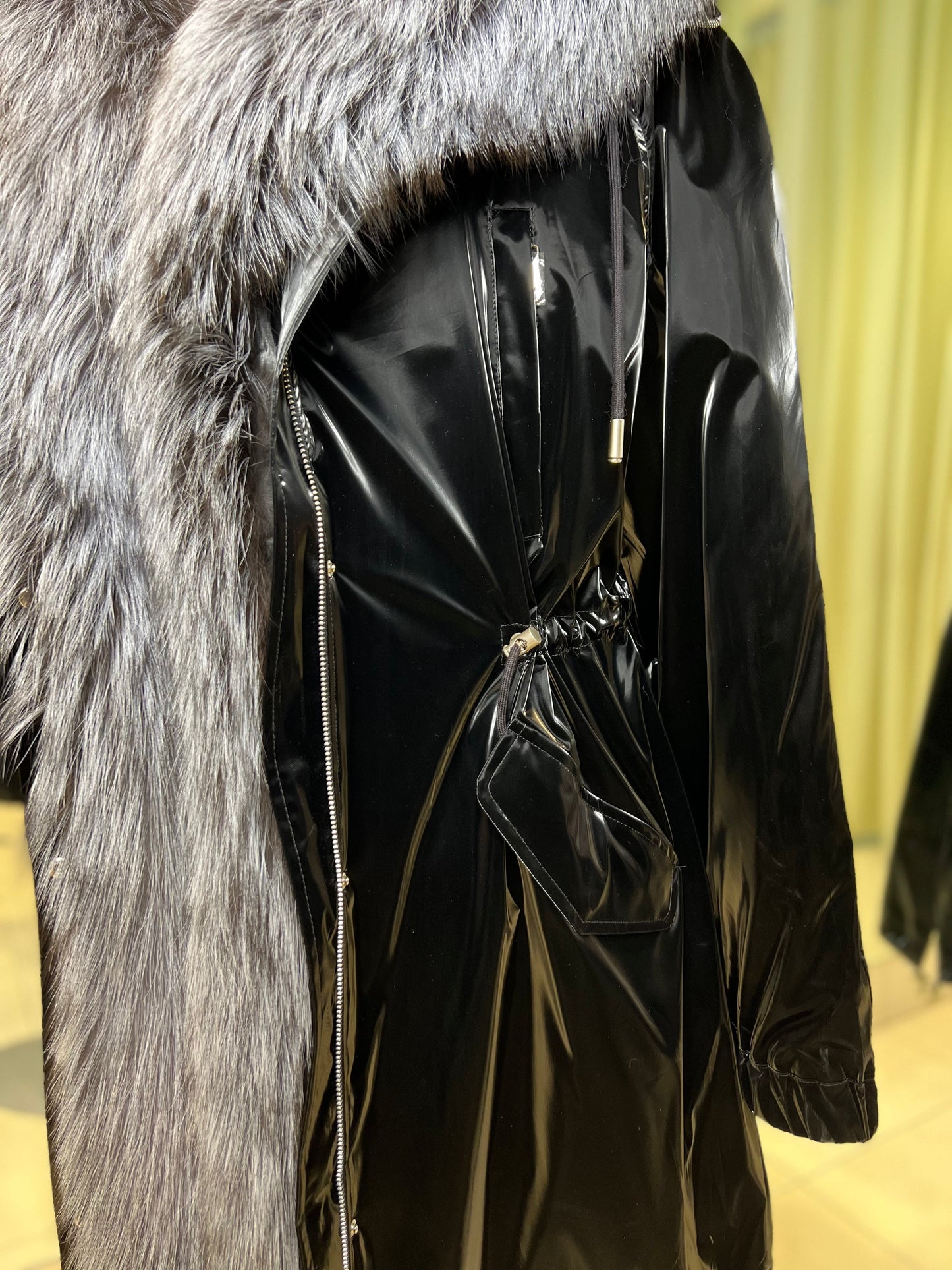 Parka Forrada con Capucha de Zorro Plateado Genuino y Aislamiento de Conejo