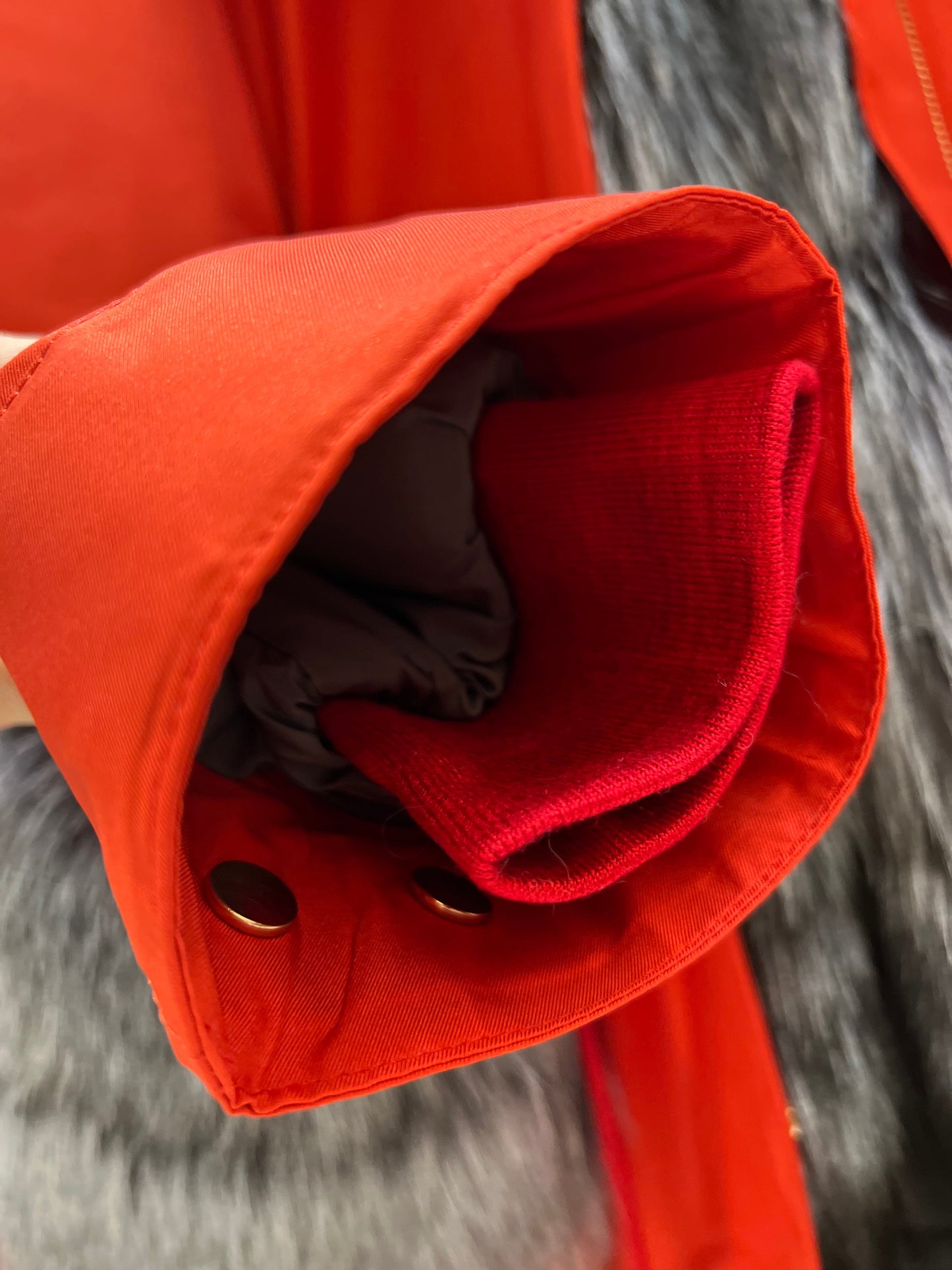 Parka Roma de piel auténtica de zorro plateado y conejo con aislamiento en color rojo