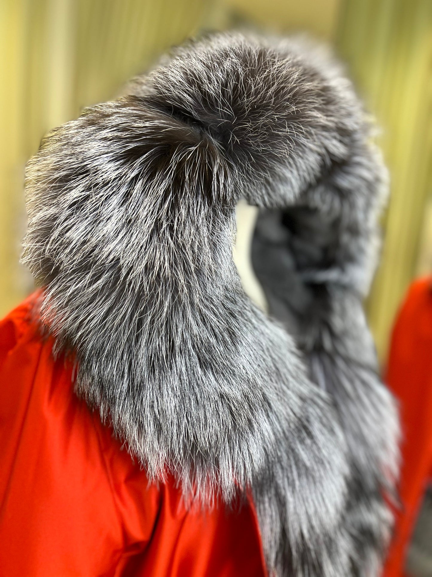 Parka Roma de piel auténtica de zorro plateado y conejo con aislamiento en color rojo