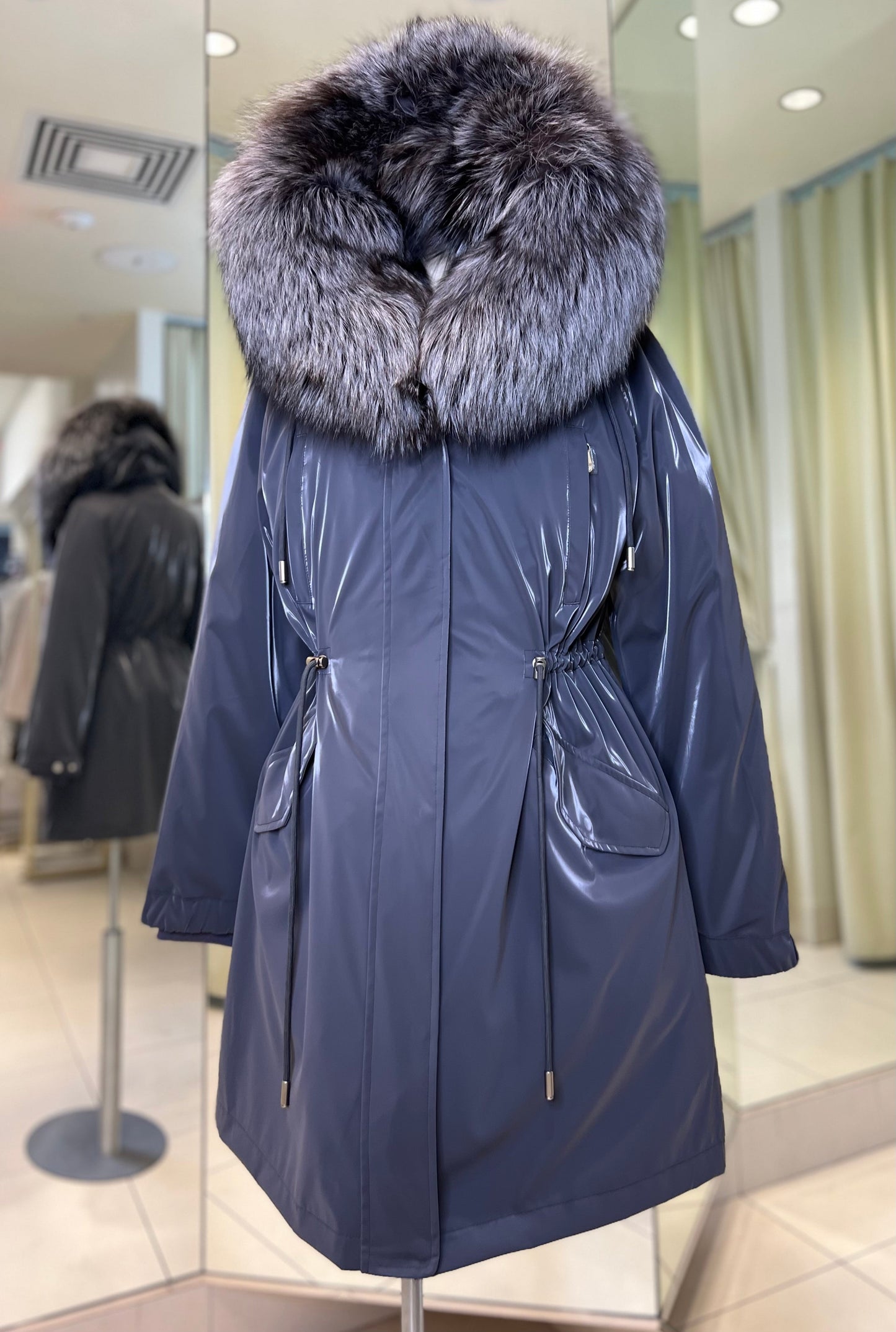 Parka Forrada con Capucha de Zorro Plateado Genuino y Aislamiento de Conejo