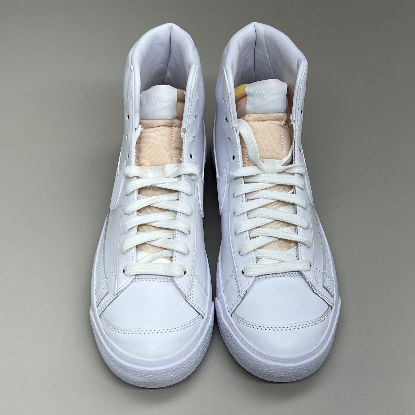 NIKE Blazer Mid 77' Zapatillas de corte alto Talla de mujer 10 Hombre 8.5 Blanco y Melocotón CZ1055-117