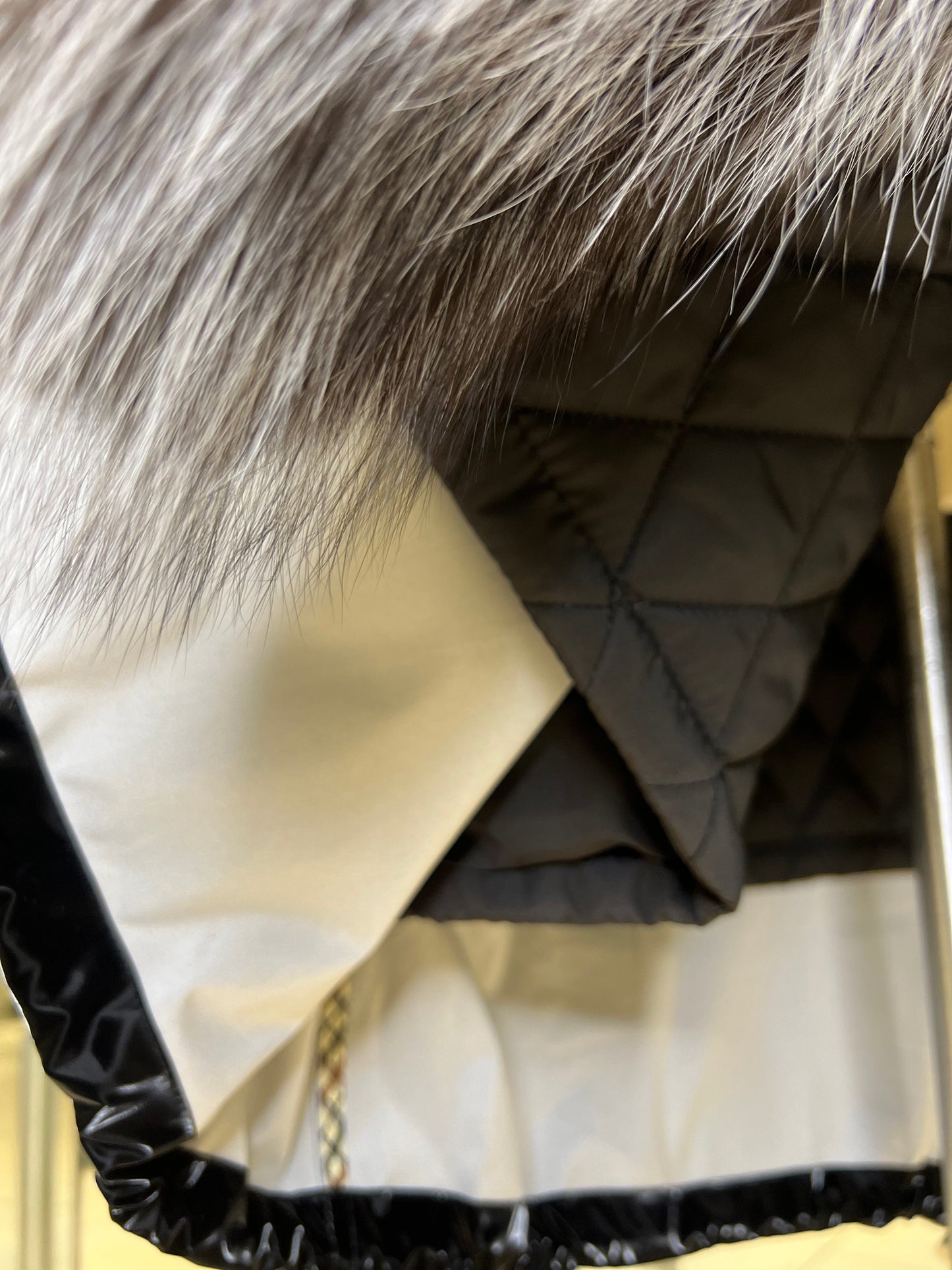 Parka Forrada con Capucha de Zorro Plateado Genuino y Aislamiento de Conejo