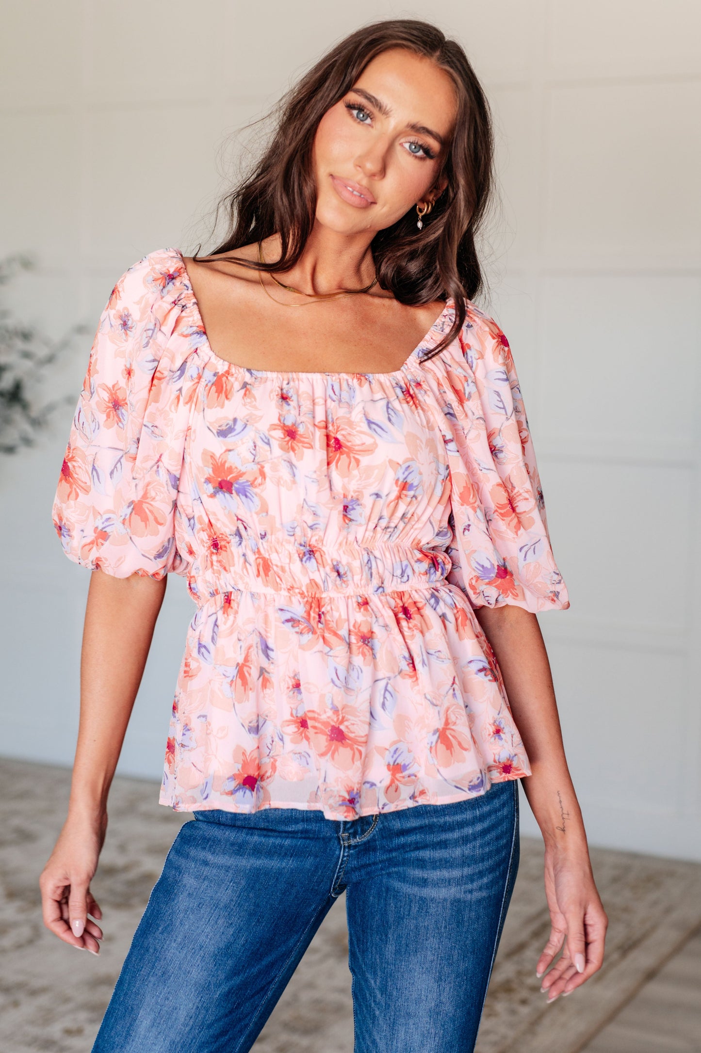 Una blusa con escote cuadrado y mangas abullonadas A Powerful Force