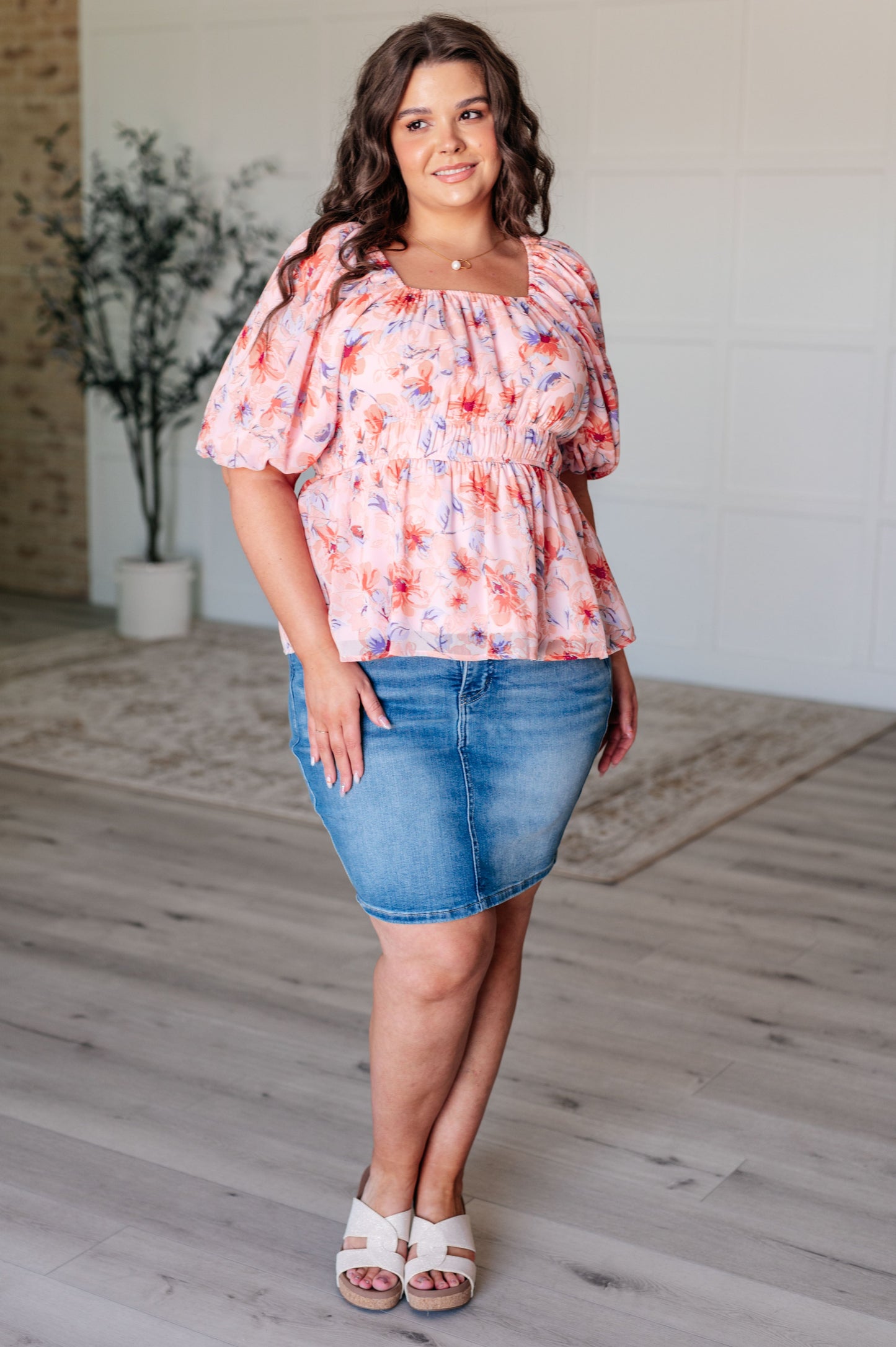 Una blusa con escote cuadrado y mangas abullonadas A Powerful Force