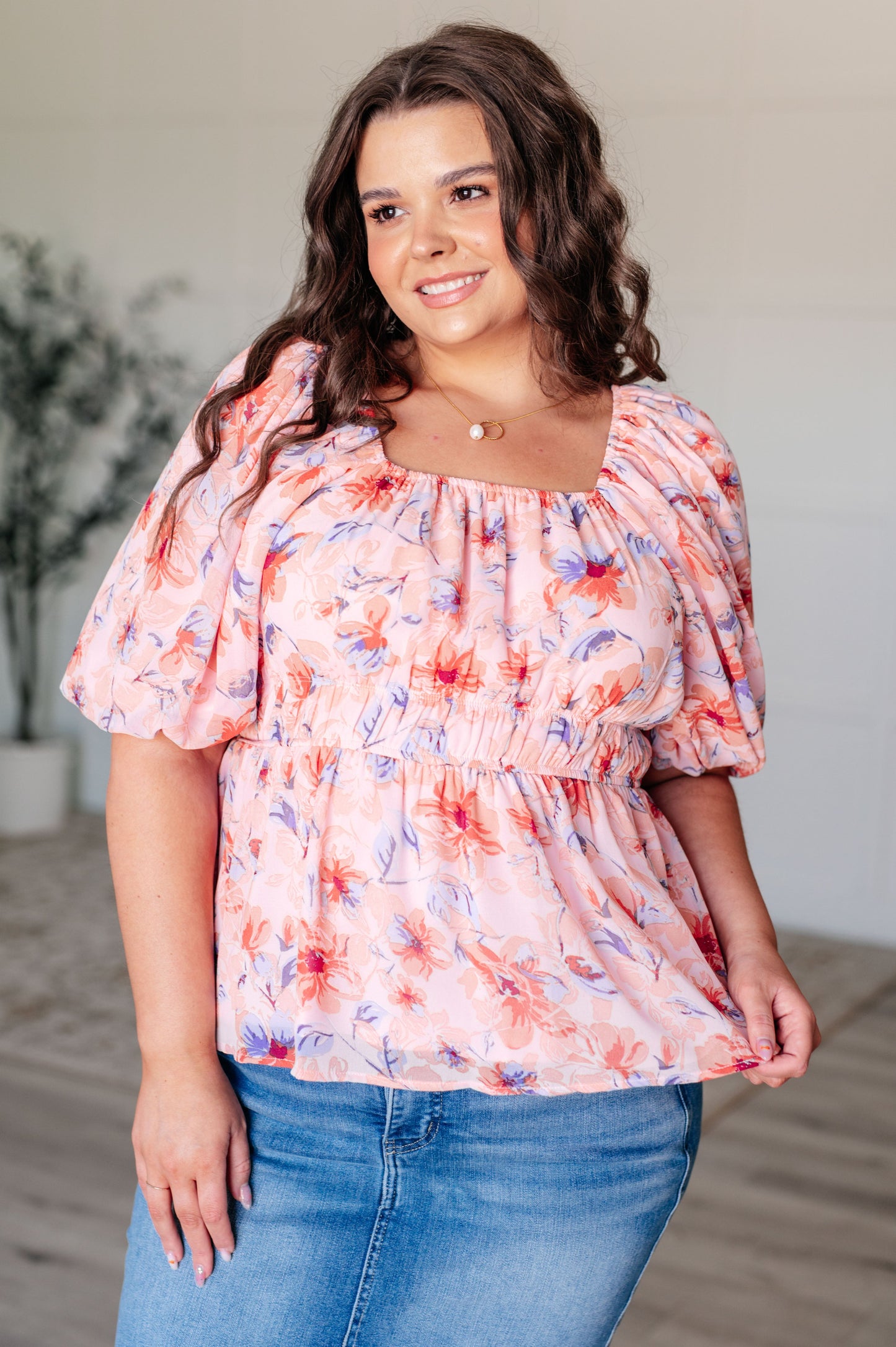 Una blusa con escote cuadrado y mangas abullonadas A Powerful Force