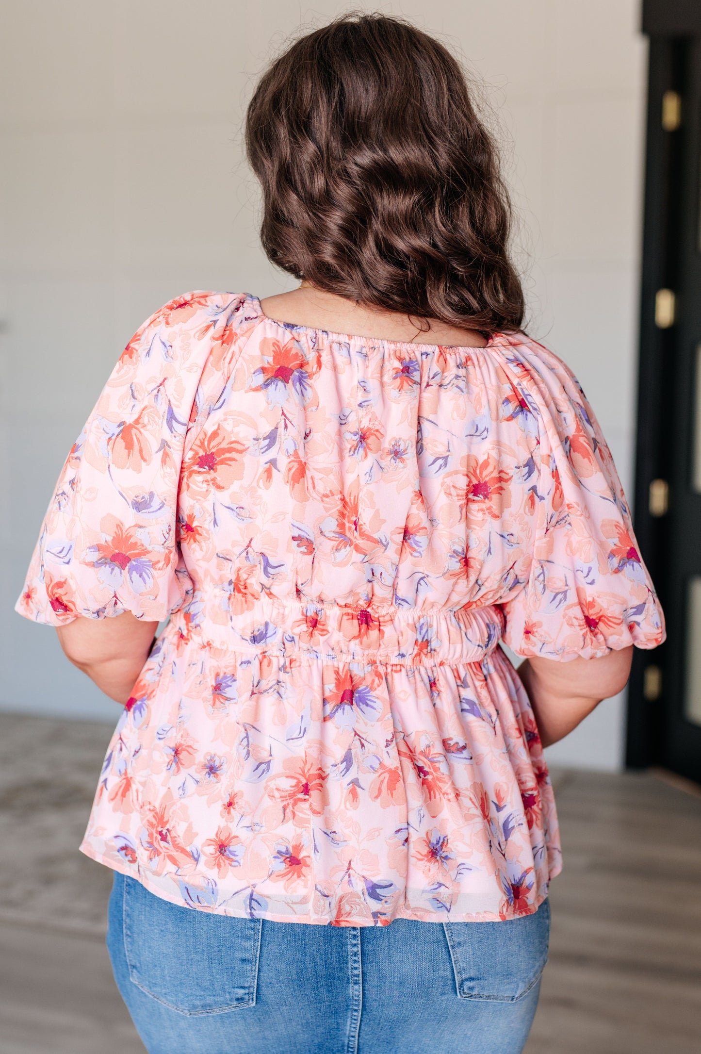 Una blusa con escote cuadrado y mangas abullonadas A Powerful Force
