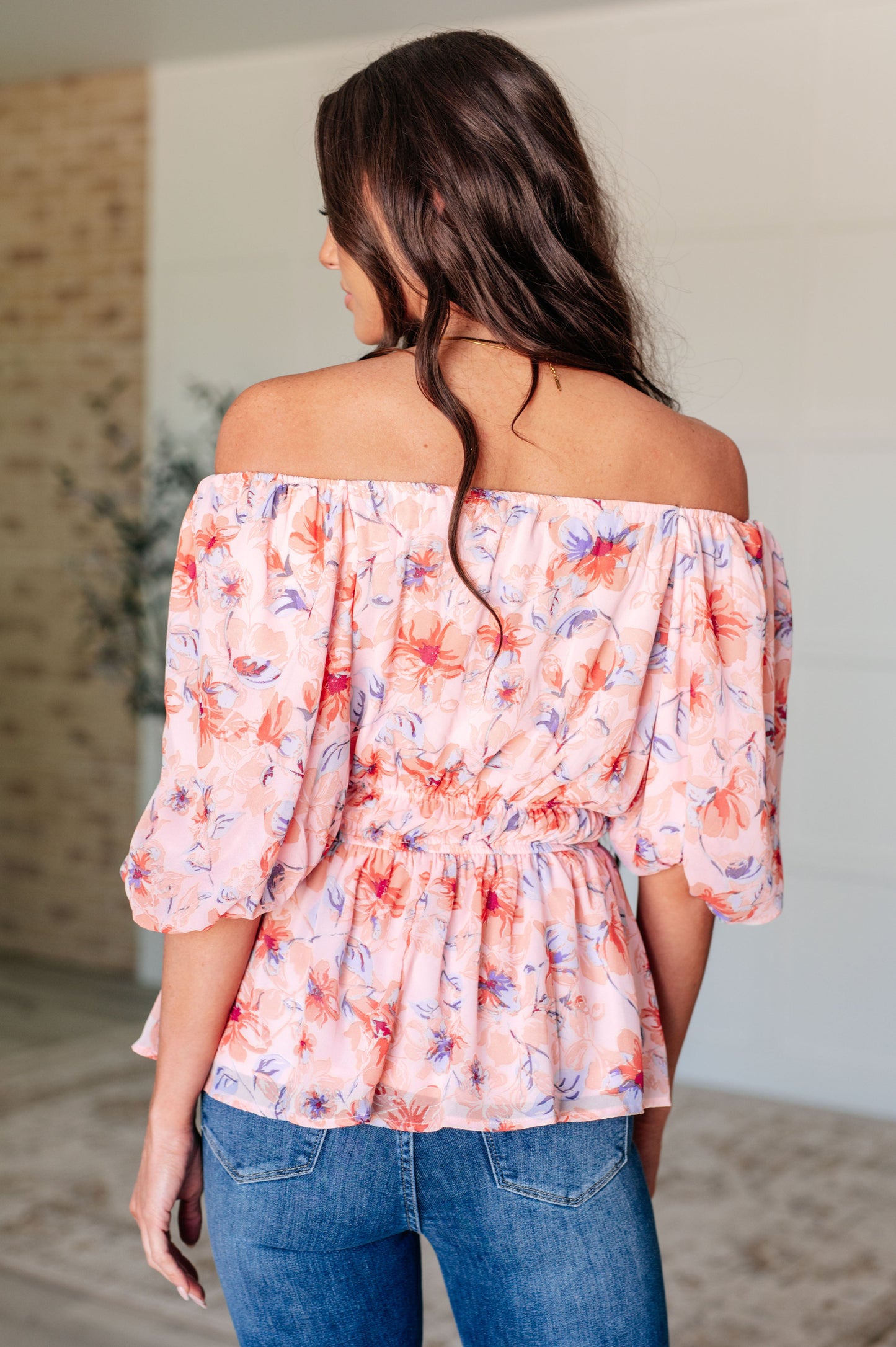 Una blusa con escote cuadrado y mangas abullonadas A Powerful Force