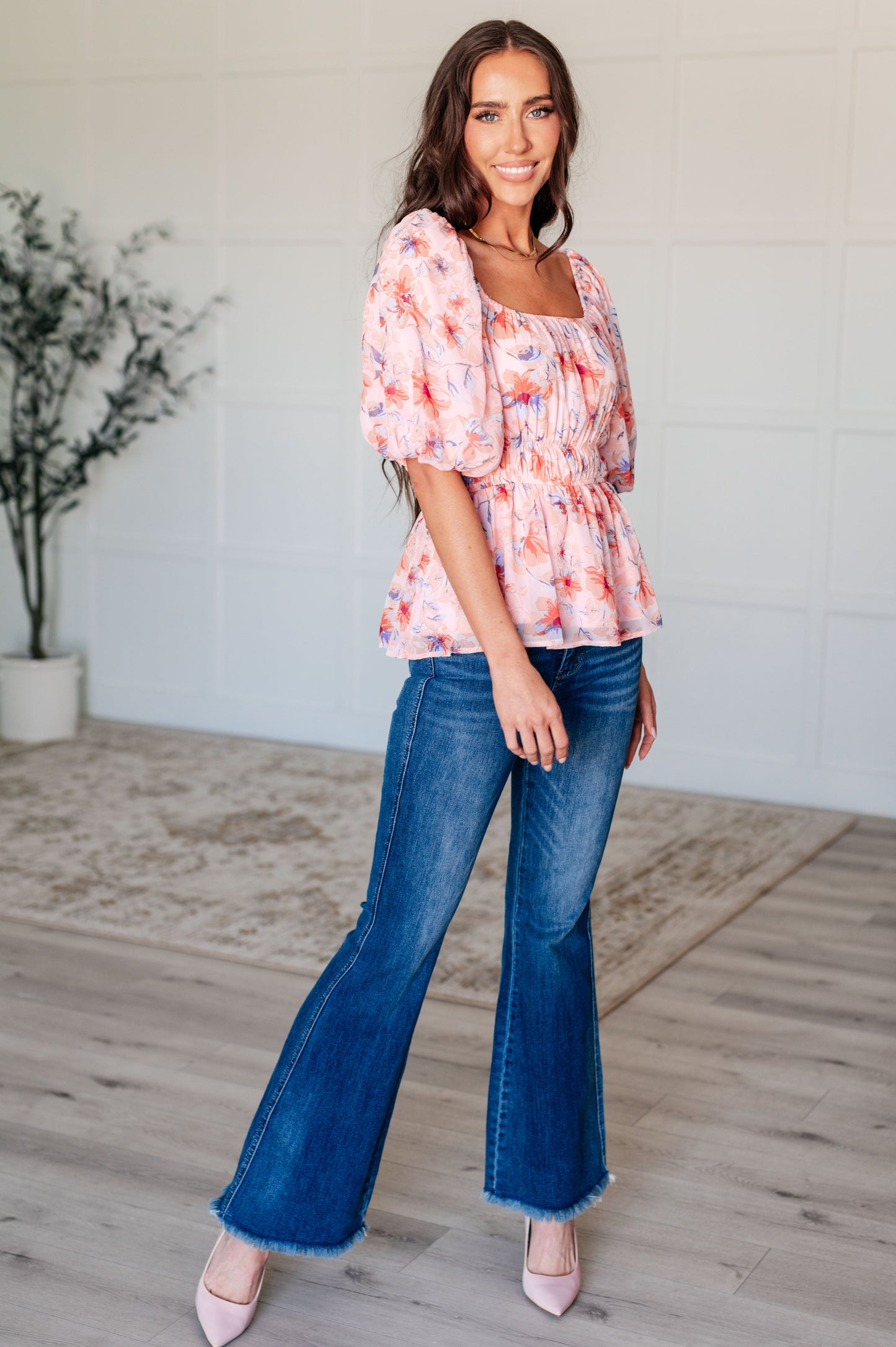 Una blusa con escote cuadrado y mangas abullonadas A Powerful Force