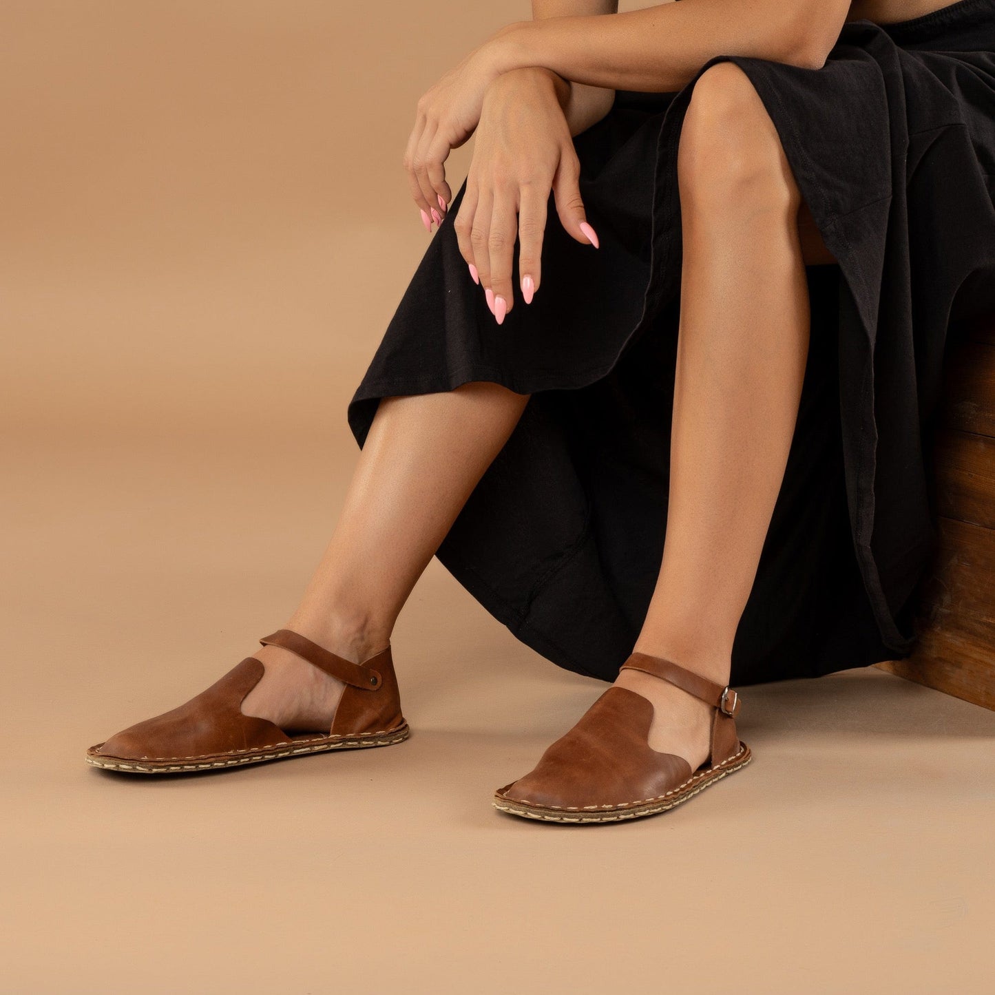 Women's Lion Closed Toe Barefoot Sandals